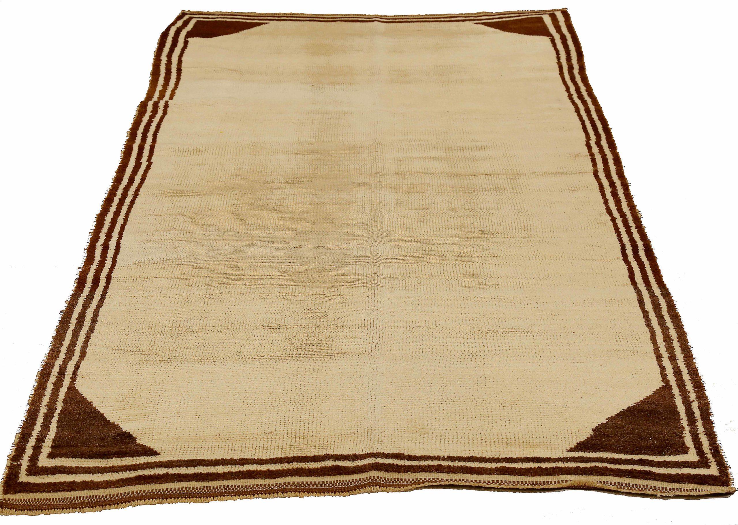 Scopri l'eleganza del Gabbeh persiano con i tappeti d'area CIRCA del 1880. Progettato con una meticolosa attenzione ai dettagli, questo design esclusivo è perfetto per valorizzare il tuo spazio.