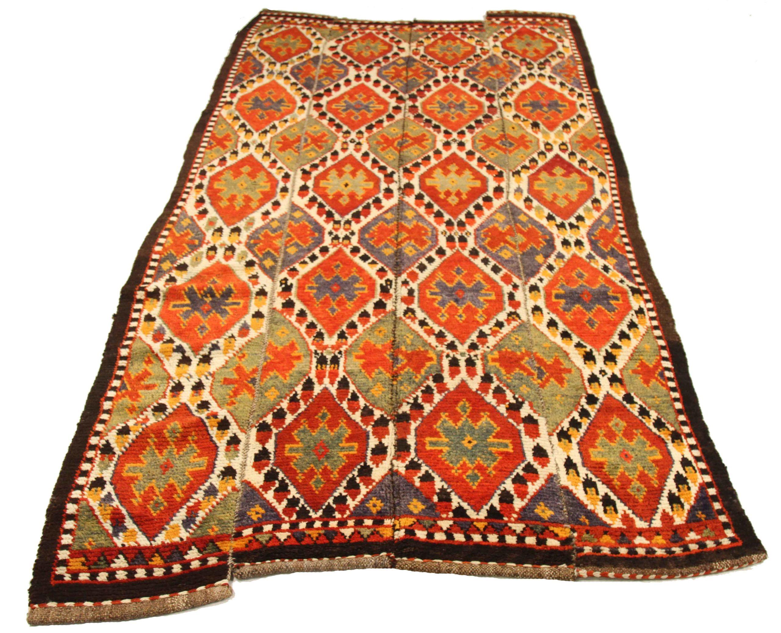 Scopri l'eleganza del Gabbeh persiano con i tappeti d'area CIRCA del 1880. Progettato con una meticolosa attenzione ai dettagli, questo design esclusivo è perfetto per valorizzare il tuo spazio.
