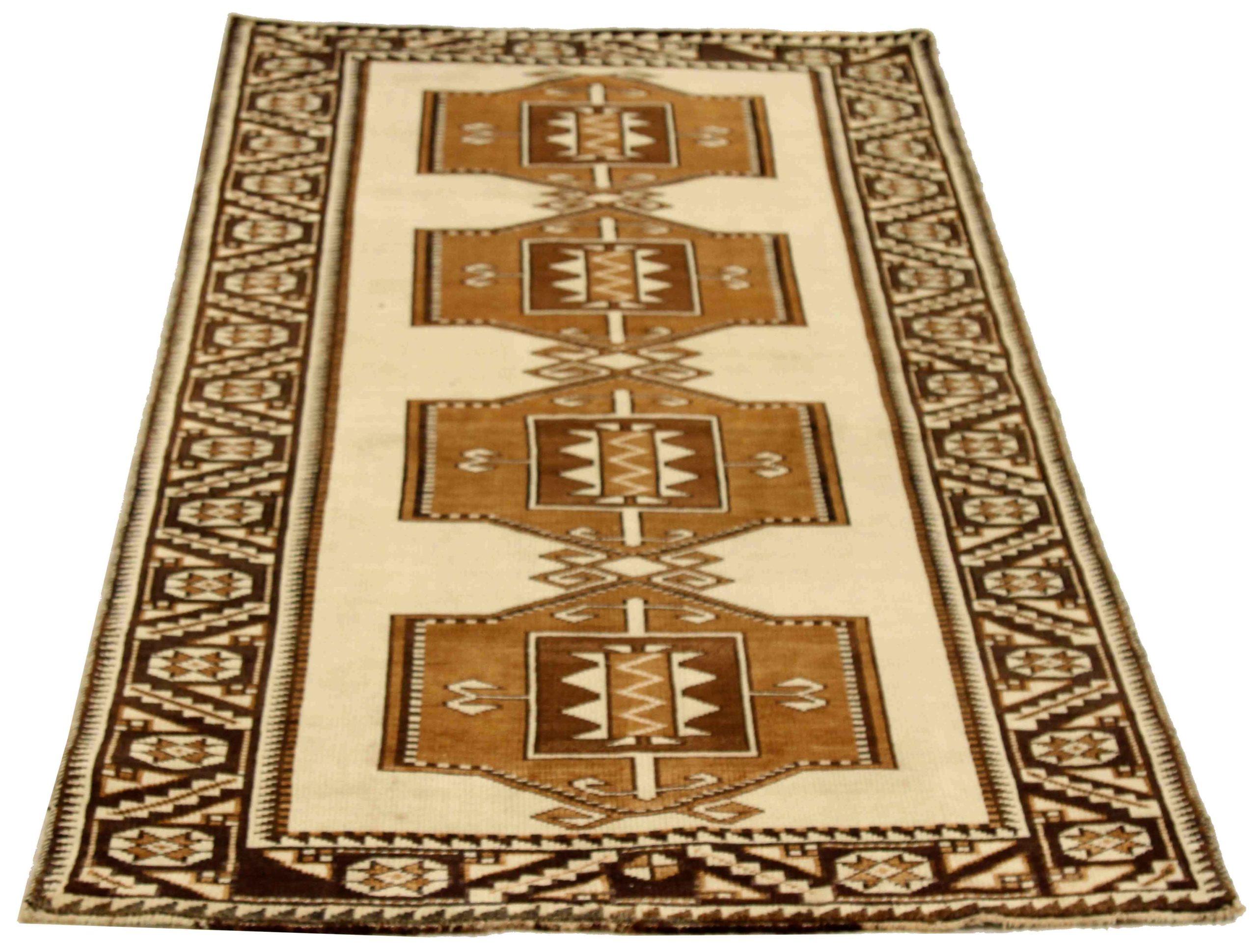 Entdecken Sie die Eleganz der persischen Gabbeh-Teppiche aus der Zeit um 1880. Dieses exklusive Design, das mit viel Liebe zum Detail entworfen wurde, ist perfekt, um Ihren Raum zu verschönern.