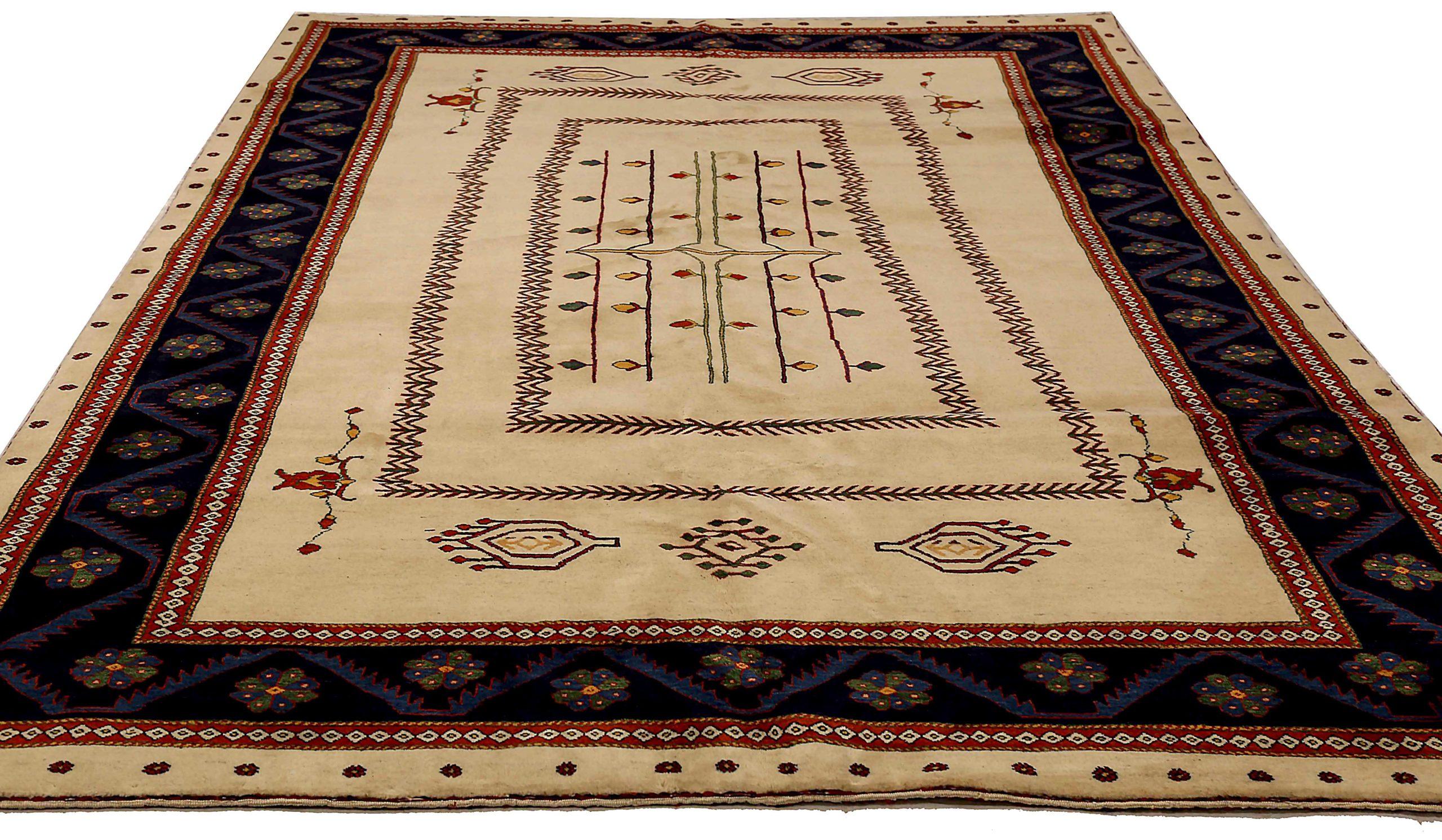 Scopri l'eleganza del Gabbeh persiano con i tappeti d'area CIRCA del 1910. Progettato con lana e nero-avorio-rosso, questo design esclusivo è perfetto per valorizzare il tuo spazio.