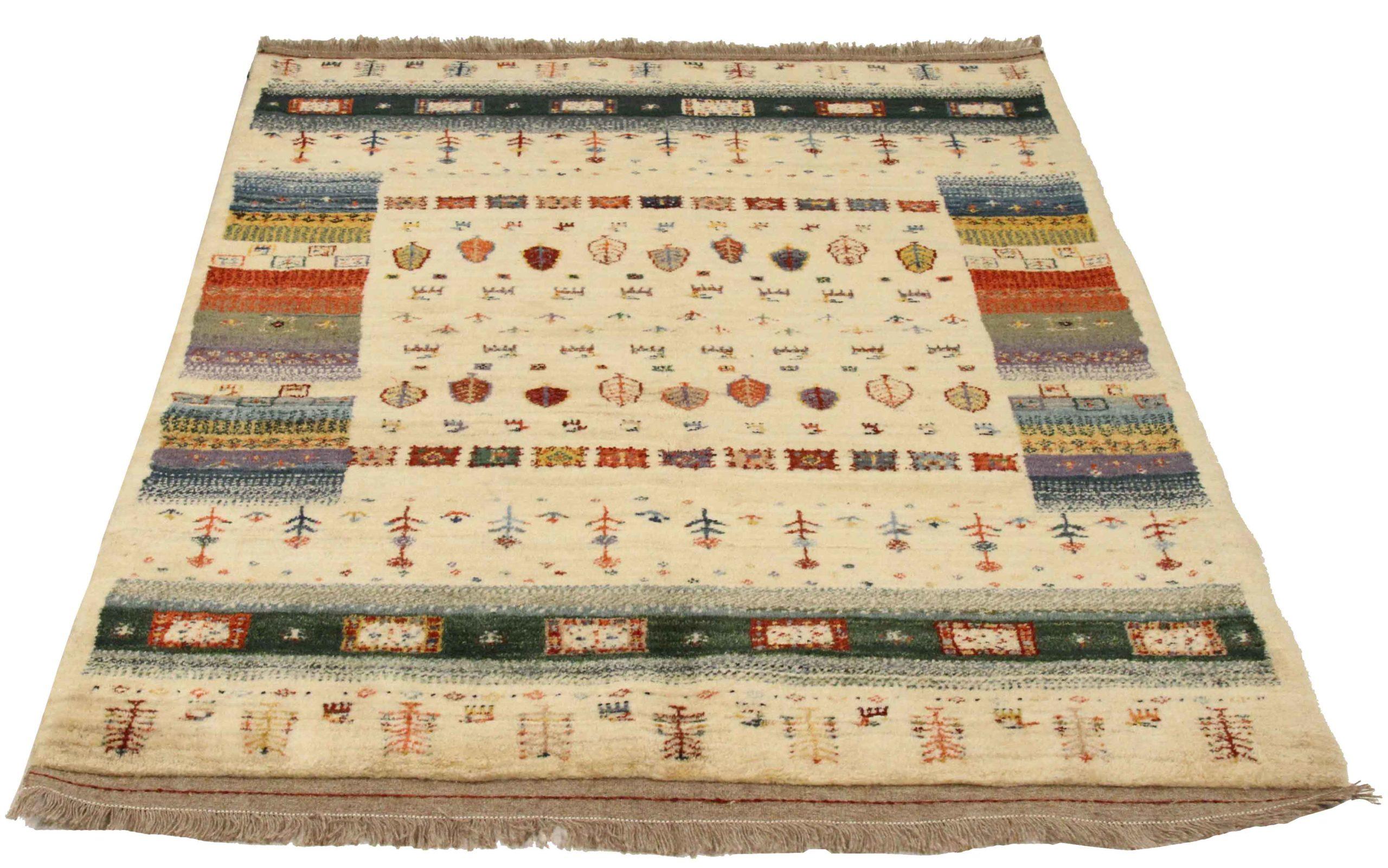Scopri l'eleganza dei tappeti persiani Gabbeh. Progettato con una meticolosa attenzione ai dettagli, questo design esclusivo è perfetto per valorizzare il tuo spazio.