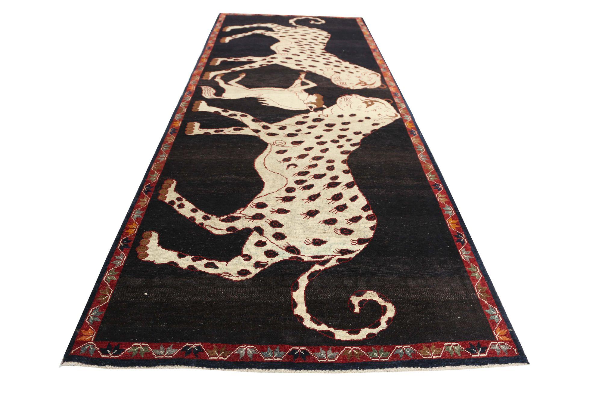 Scopri l'eleganza del Gabbeh persiano con i tappeti d'area CIRCA del 1910. Progettato con seta e nero-avorio, questo design esclusivo è perfetto per valorizzare il tuo spazio.