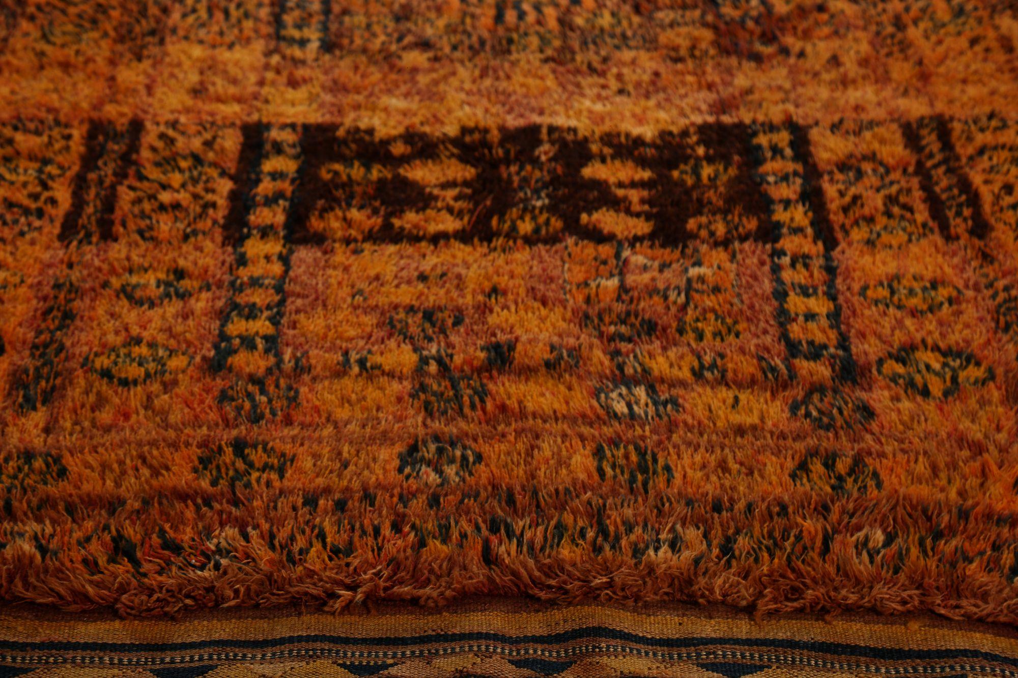 Scopri l'eleganza del Gabbeh persiano con i tappeti d'area CIRCA del 1910. Progettato con lana e nero-arancio, questo design esclusivo è perfetto per valorizzare il tuo spazio.