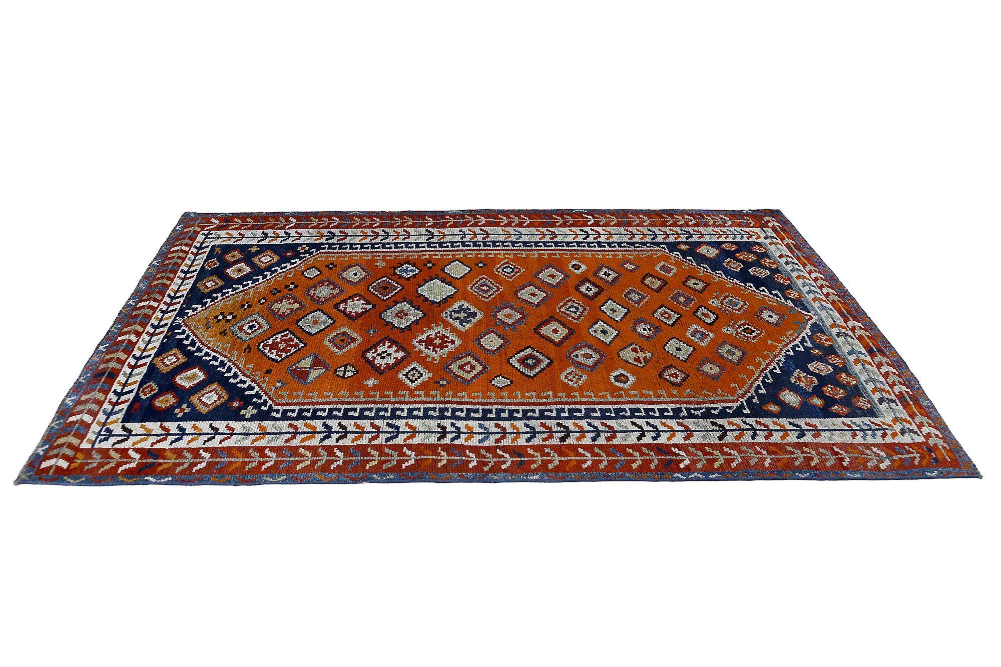 Entdecken Sie die Eleganz der persischen Gabbeh-Teppiche aus der Zeit um 1910. Dieses exklusive Design aus Wolle und Blau-Elfenbein-Orange-Rot ist perfekt, um Ihren Raum zu verschönern.