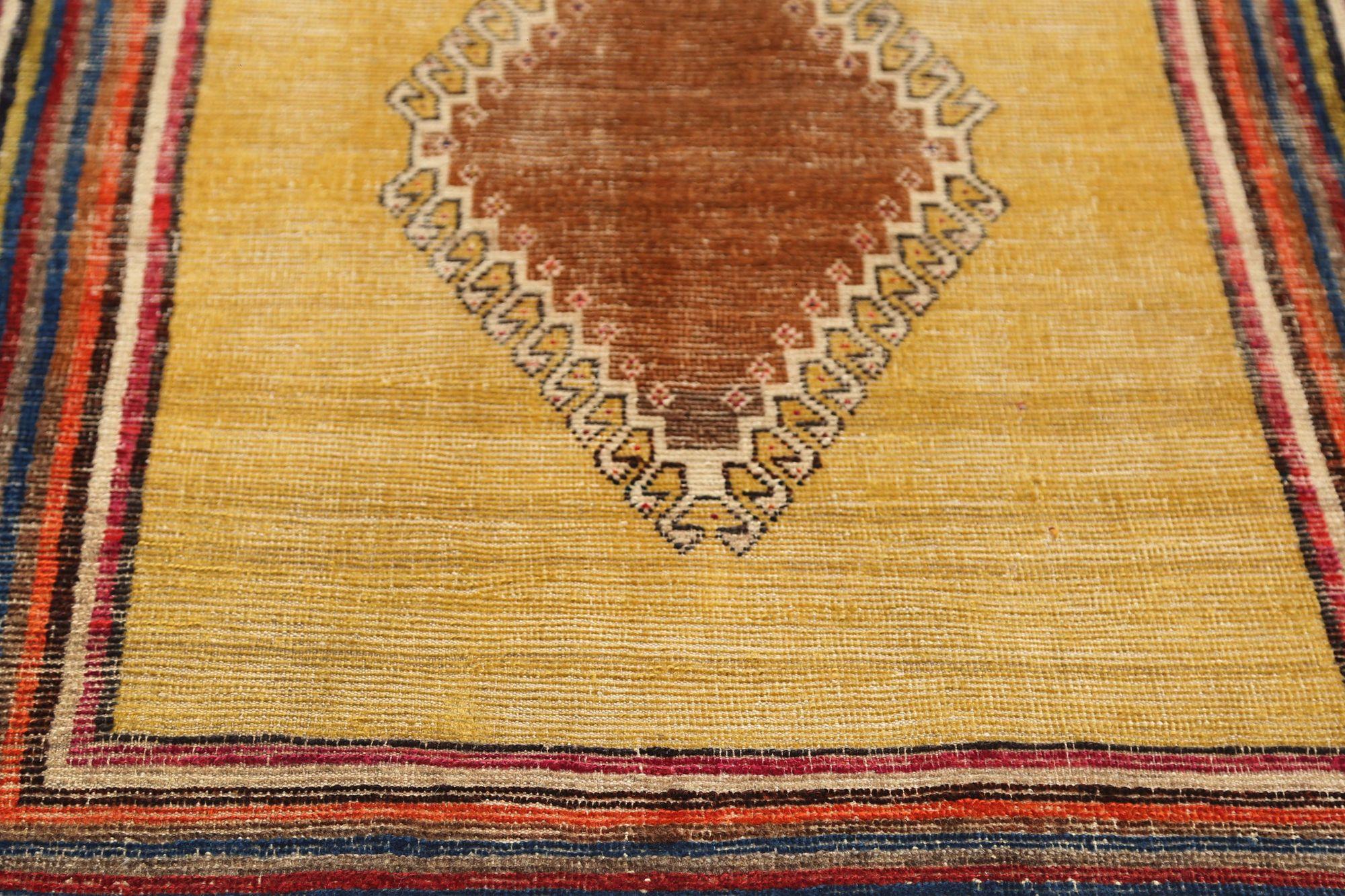 Descubre la elegancia de las alfombras persas Gabbeh de Circa 1910. Diseñado con lana y marrón-marfil-naranja-rojo-amarillo, este diseño exclusivo es perfecto para realzar tu espacio.