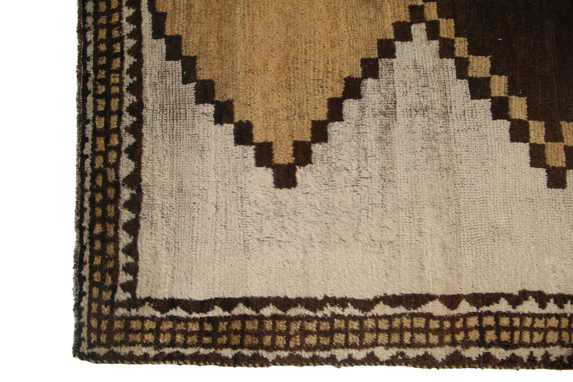 Scopri l'eleganza del Gabbeh persiano con i tappeti d'area CIRCA del 1940. Progettato con lana e giallo marrone-avorio, questo design esclusivo è perfetto per valorizzare il tuo spazio.