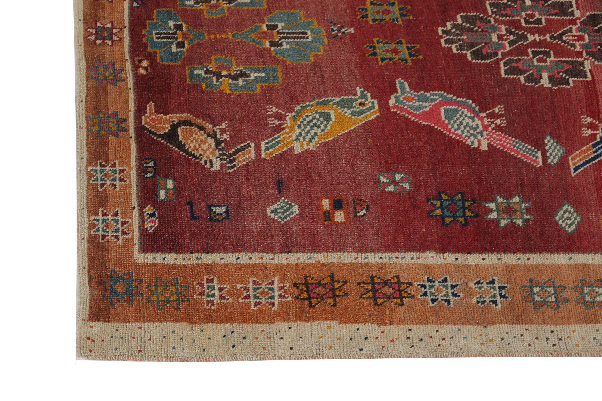 Scopri l'eleganza del Gabbeh persiano con i tappeti d'area CIRCA del 1910. Progettato con lana e OrangePinkRed, questo design esclusivo è perfetto per valorizzare il tuo spazio.