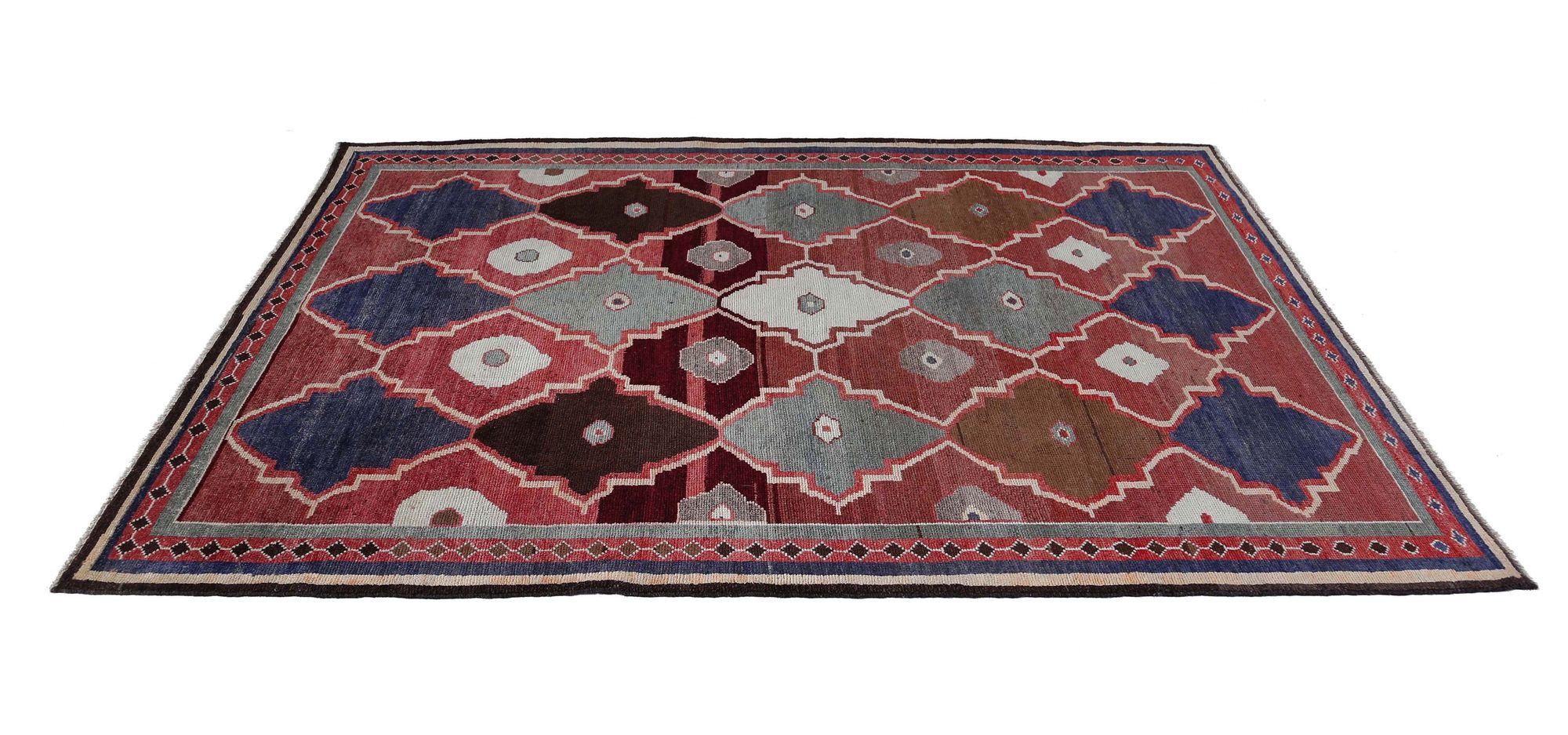 Scopri l'eleganza del Gabbeh persiano con i tappeti d'area CIRCA del 1940. Progettato con lana e PinkRed, questo design esclusivo è perfetto per valorizzare il tuo spazio.