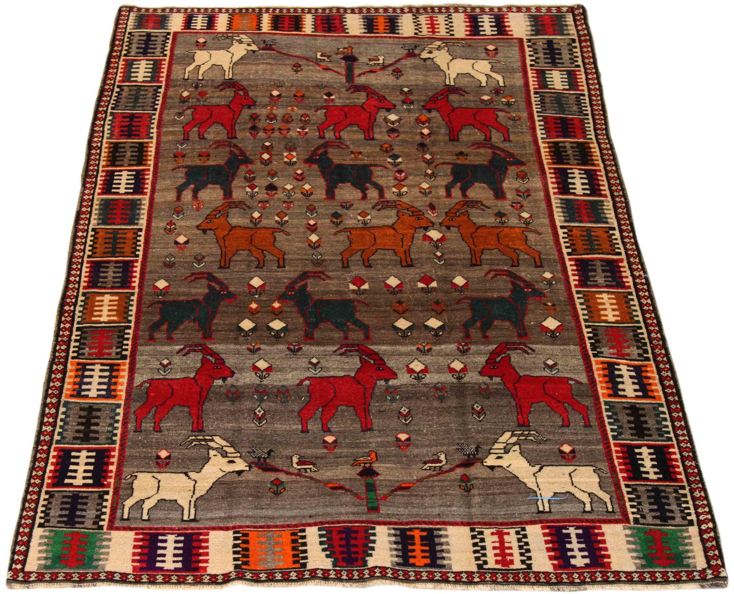 Scopri l'eleganza del Gabbeh persiano, caratterizzato da una splendida lavorazione artigianale del 1880 circa. Progettato con una meticolosa attenzione ai dettagli, questo design esclusivo è perfetto per valorizzare il tuo spazio.
