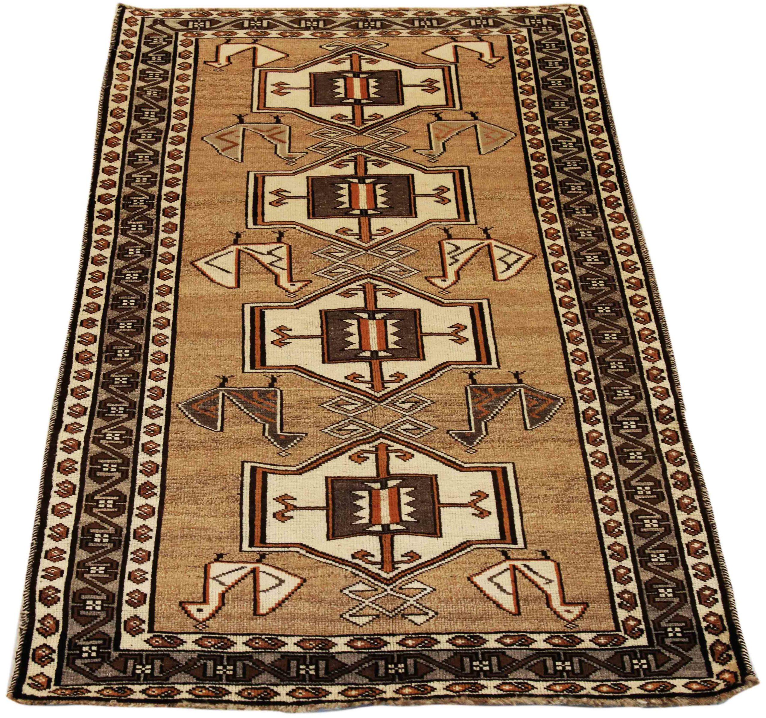 Scopri l'eleganza del Gabbeh persiano, caratterizzato da una splendida lavorazione artigianale del 1880 circa. Progettato con una meticolosa attenzione ai dettagli, questo design esclusivo è perfetto per valorizzare il tuo spazio.