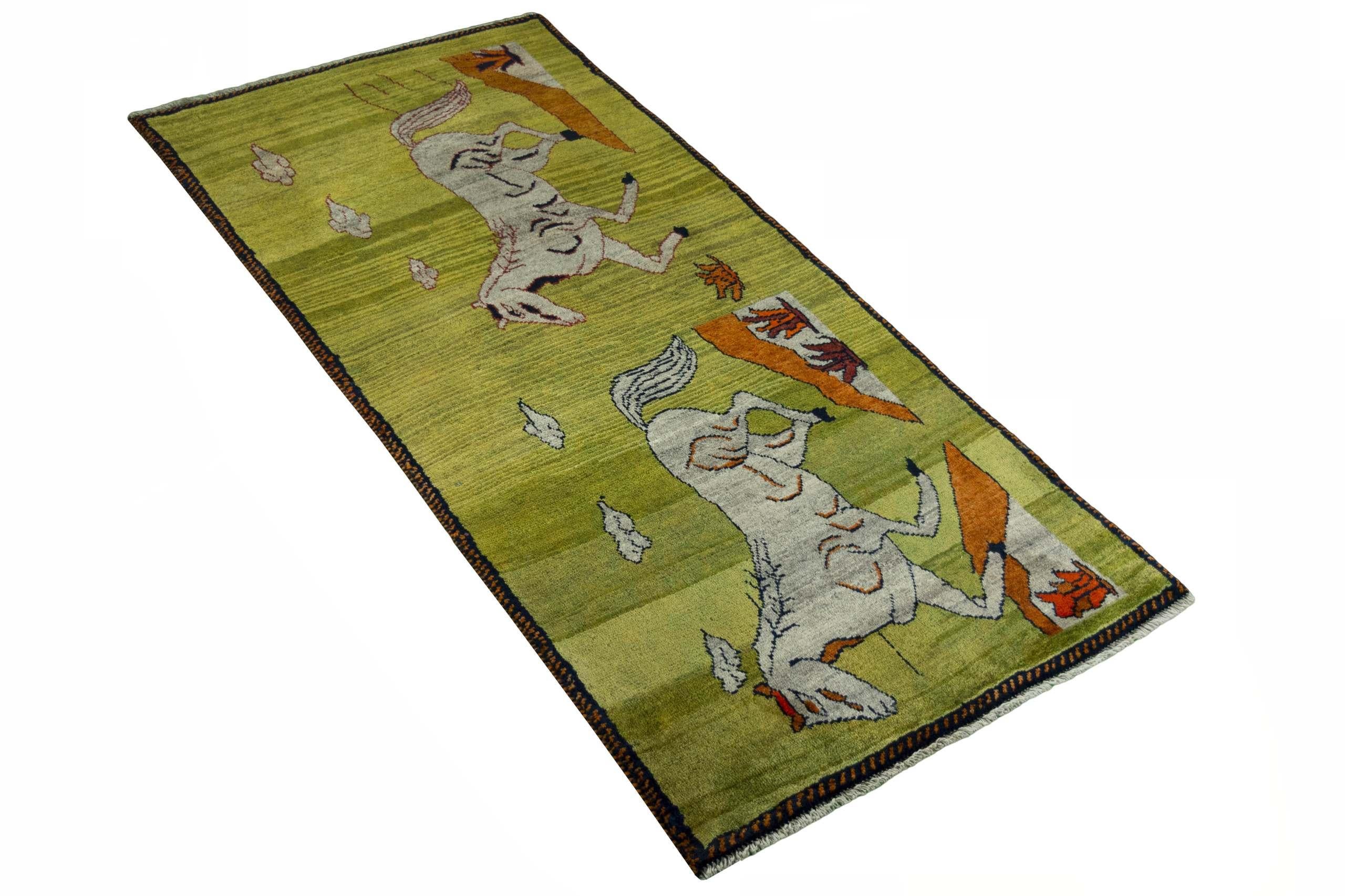 Persischer Gabbeh-Teppich (201cm x 95 cm, Pferdemotiv, grün, neu) (Handgeknüpft) im Angebot