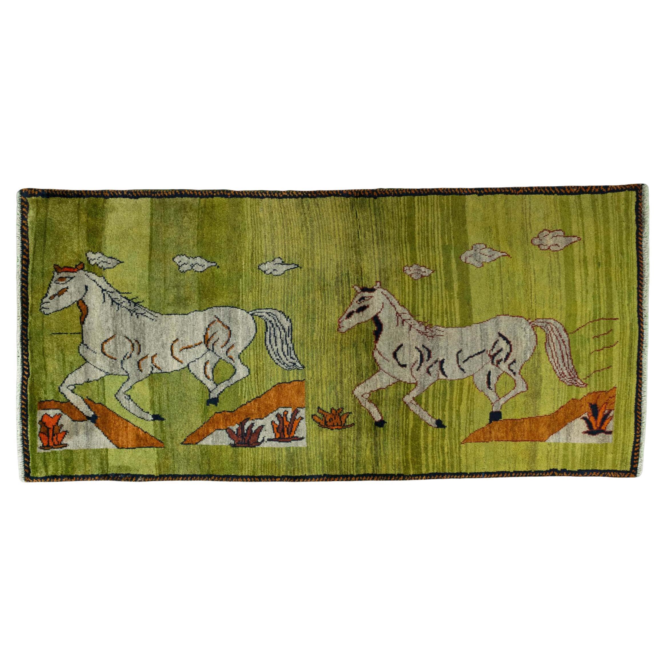 Persischer Gabbeh-Teppich (201cm x 95 cm, Pferdemotiv, grün, neu) im Angebot