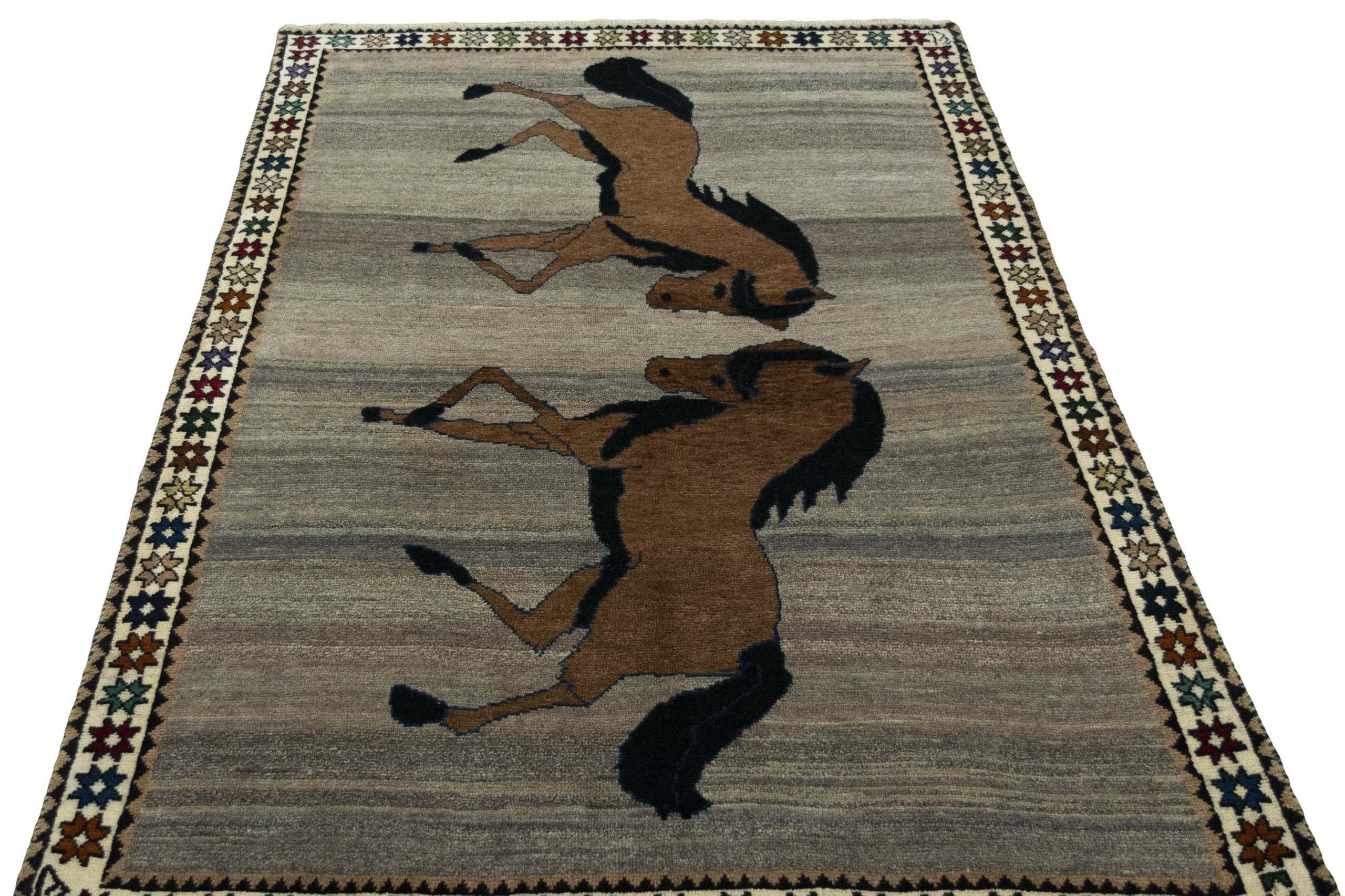 Persischer Gabbeh-Teppich (212cm x 133 cm, Pferdemotiv, grau-braun, neu) im Zustand „Hervorragend“ im Angebot in North Bergen, NJ