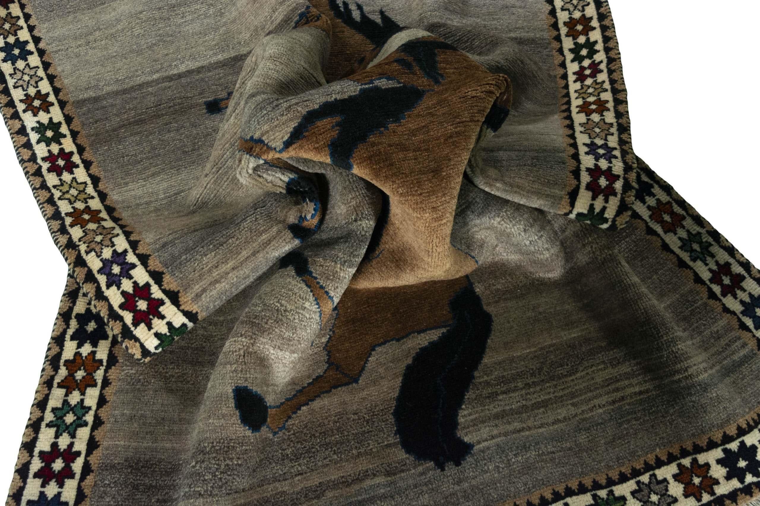 Persischer Gabbeh-Teppich (212cm x 133 cm, Pferdemotiv, grau-braun, neu) im Angebot 3