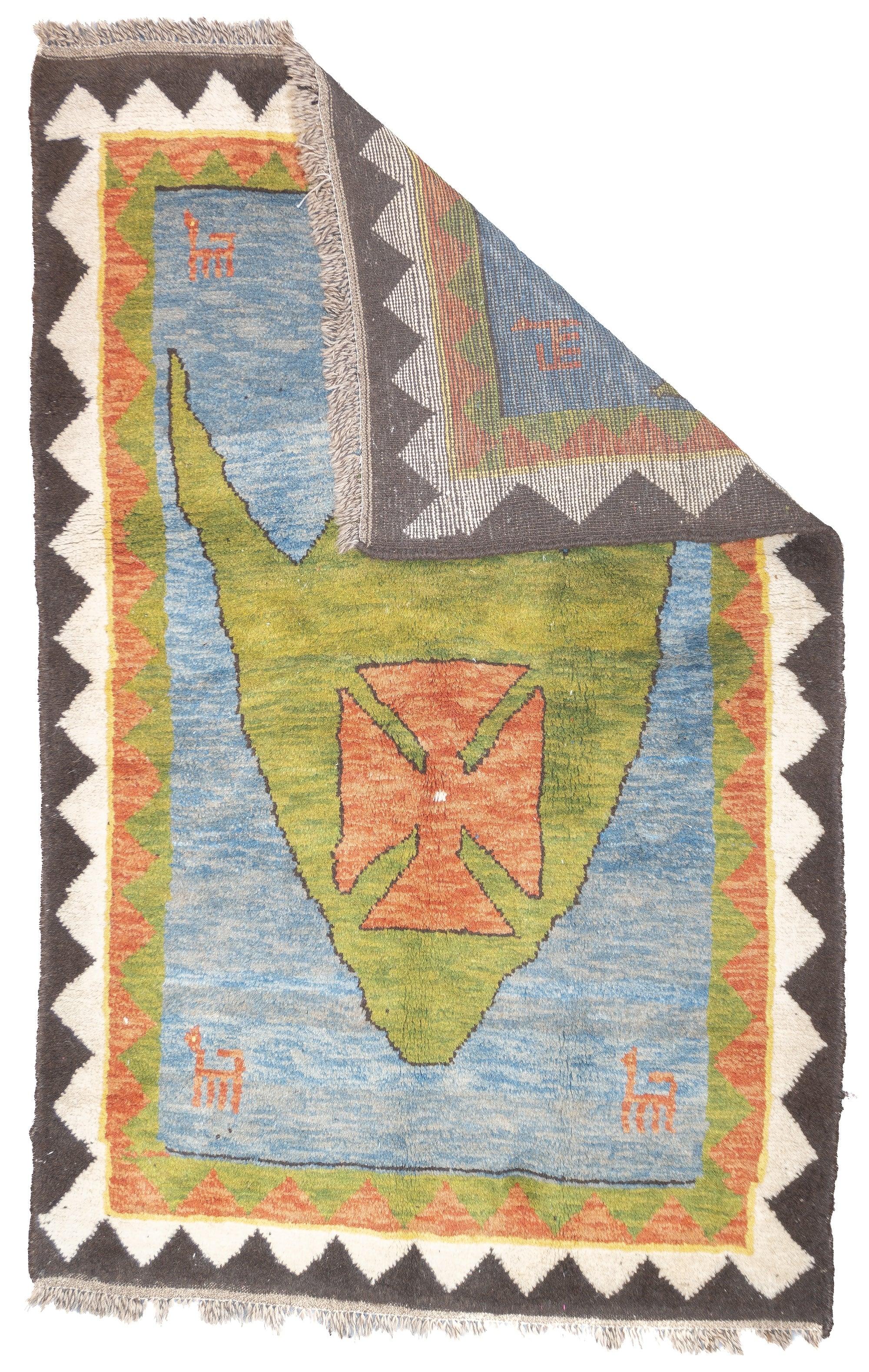 Persischer Gabbeh-Teppich 4'1'' x 6'3''. Wollflorteppiche, in der Regel in Streuformaten, gewebt von den Gaschghai-Stämmen im Südwesten Persiens (Provinz Fars), in mäßiger Knüpfung, klaren Geometrien und schattenlosen Farben. Ab etwa 1900. Jetzt von