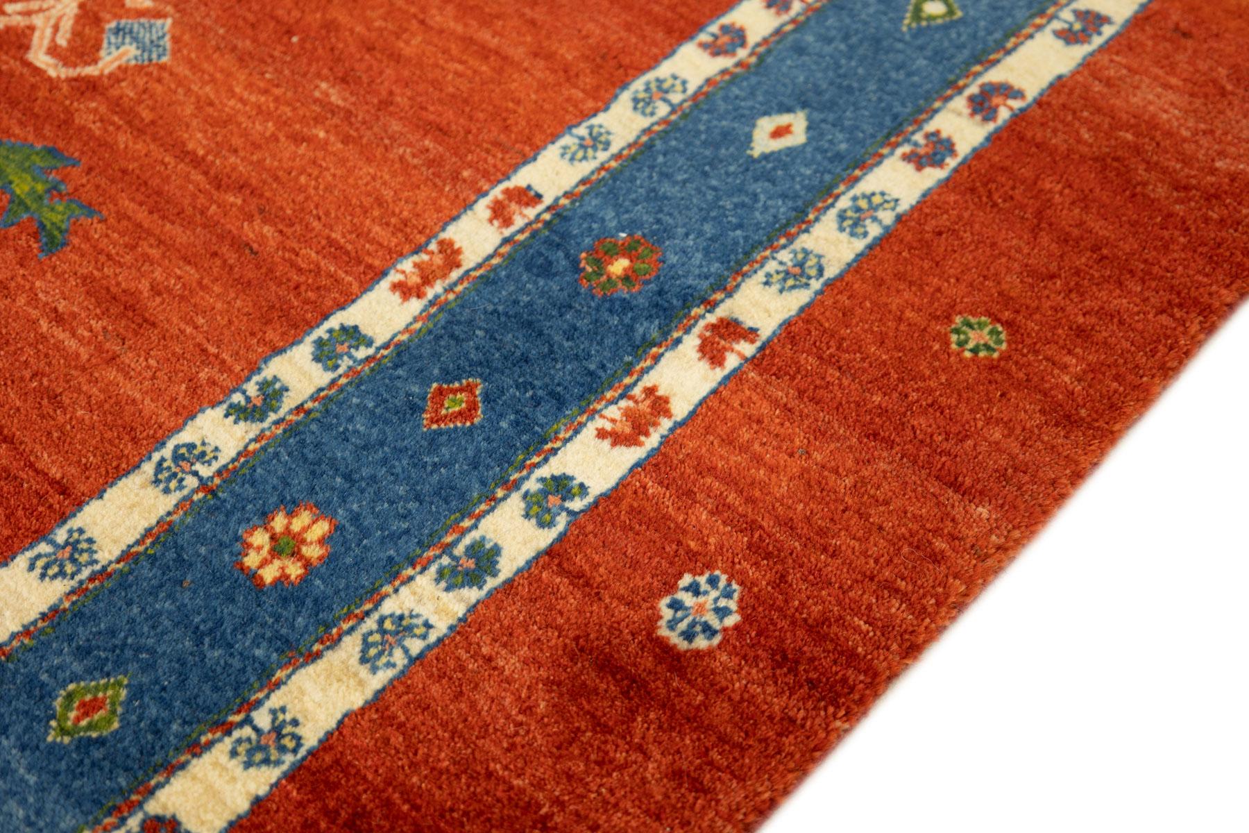 Persischer Gabbeh-Teppich, handgeknüpft, 8,4 × 5,6 Fuß - Rot, Blau, Elfenbein und Grün (Wolle) im Angebot