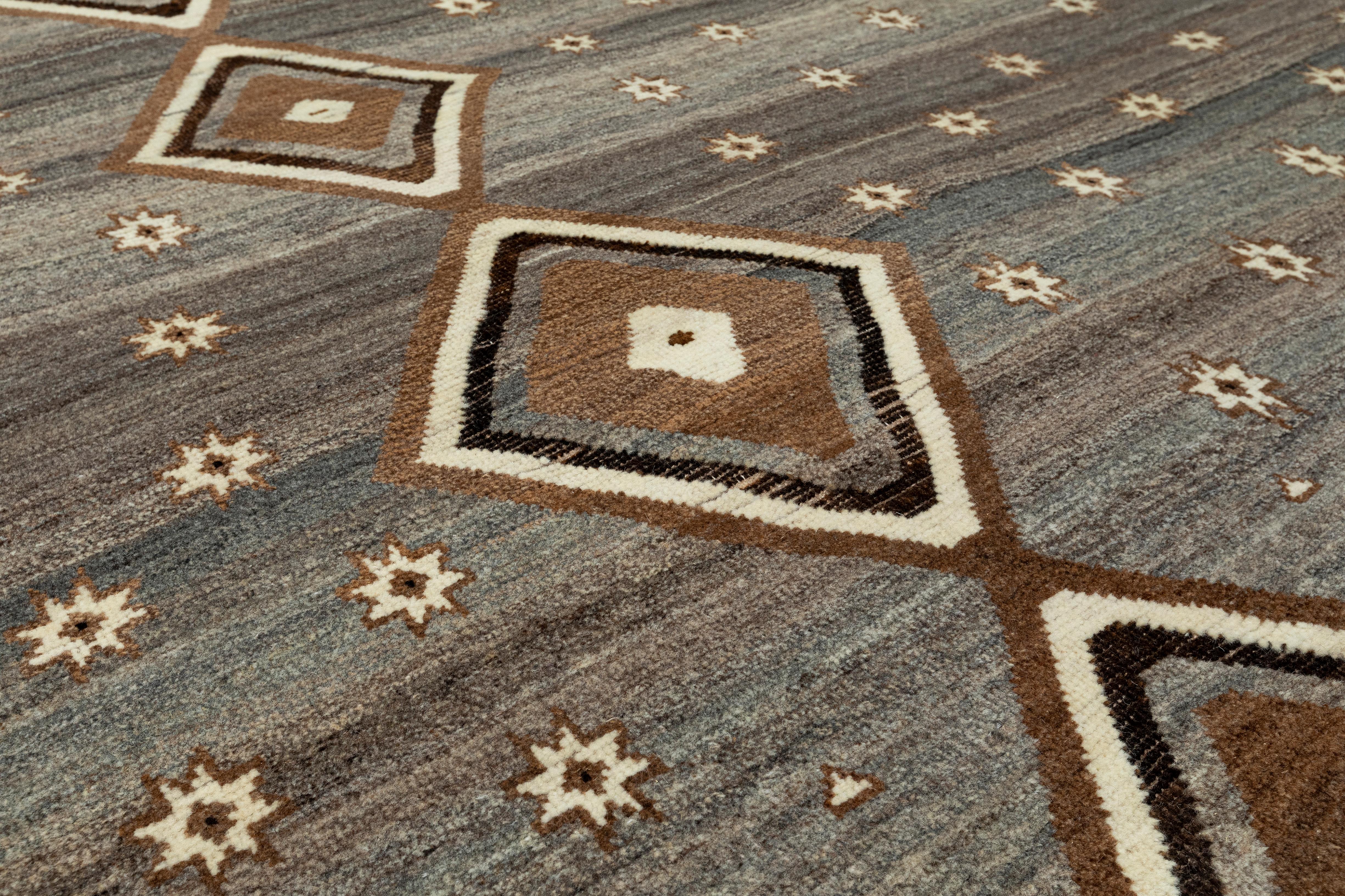 Dieser exquisite persische Gabbeh-Teppich ist aus hochwertiger, handgesponnener Wolle handgewebt und mit natürlichen Pflanzenfarben gefärbt, was ihm einen nachhaltigen und zeitlosen Charme verleiht. Jedes Stück wird auf Bestellung gefertigt und ist