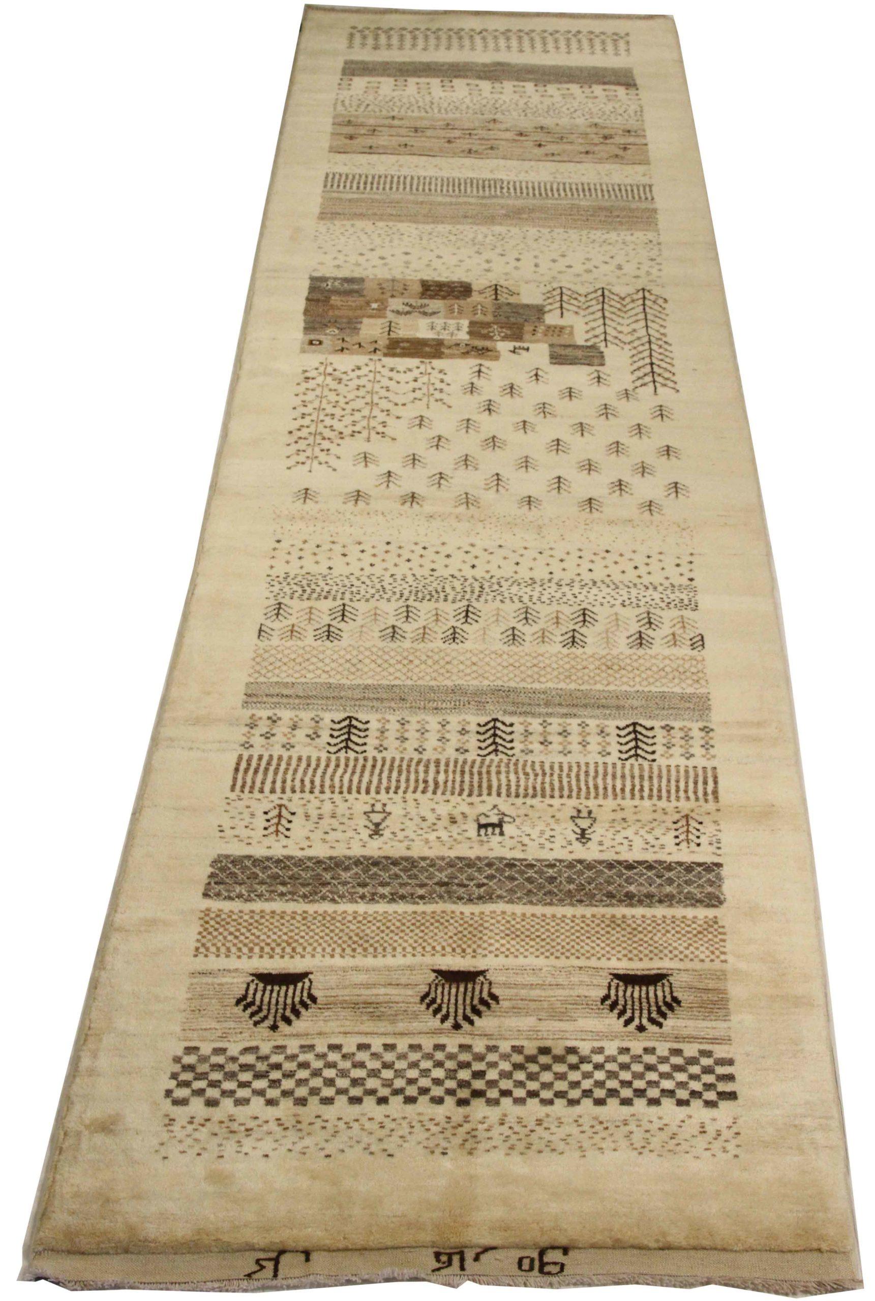 Entdecken Sie die Eleganz des persischen Gabbeh-Teppichs mit Läufer um 1880. Dieses exklusive Design, das mit viel Liebe zum Detail entworfen wurde, ist perfekt, um Ihren Raum zu verschönern.