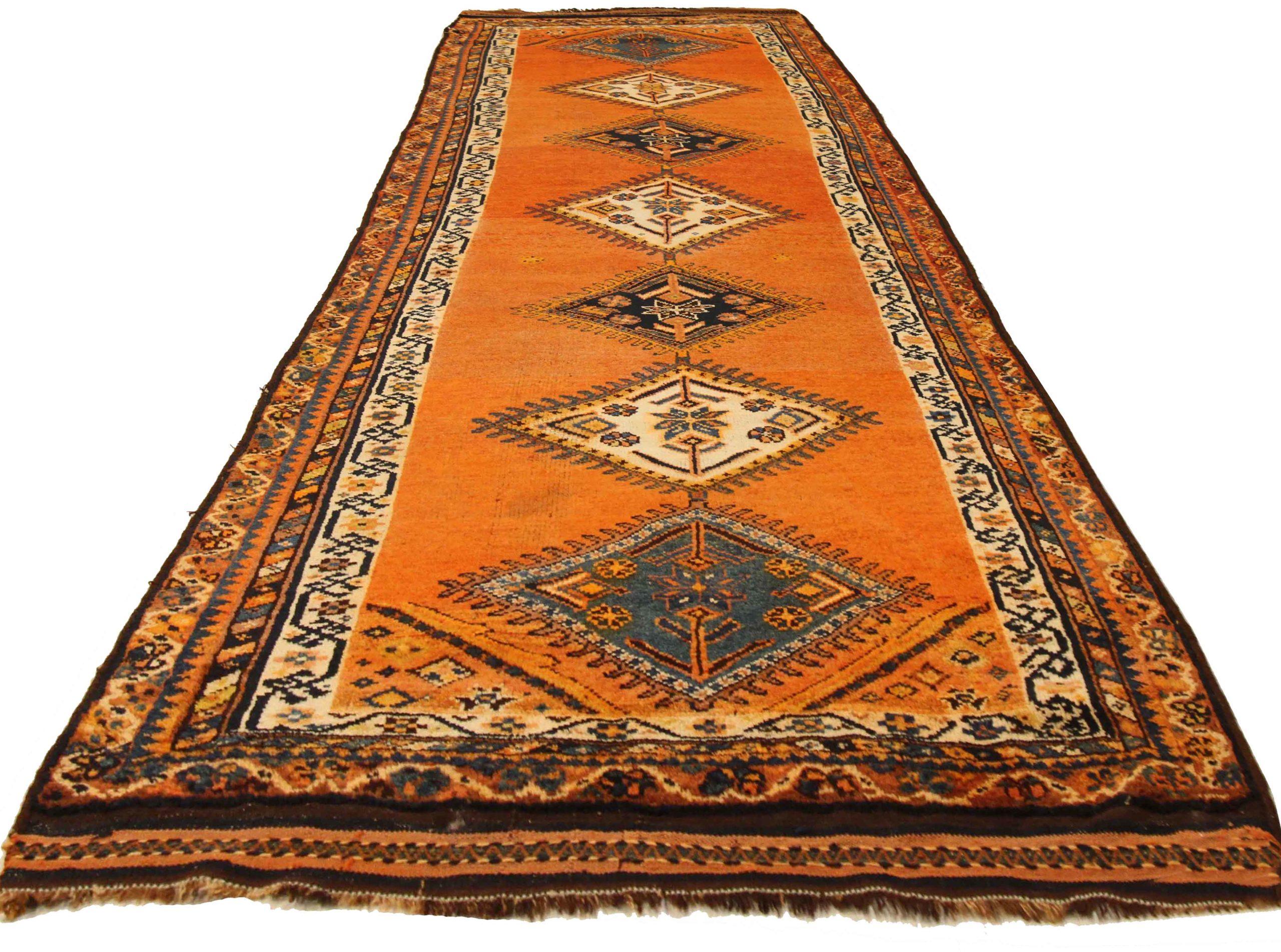 Découvrez l'élégance d'un tapis persan Gabbeh de Circa 1880. Conçu avec de la laine et de l'ivoire-bleu marine-orange, ce design exclusif est parfait pour mettre en valeur votre espace.