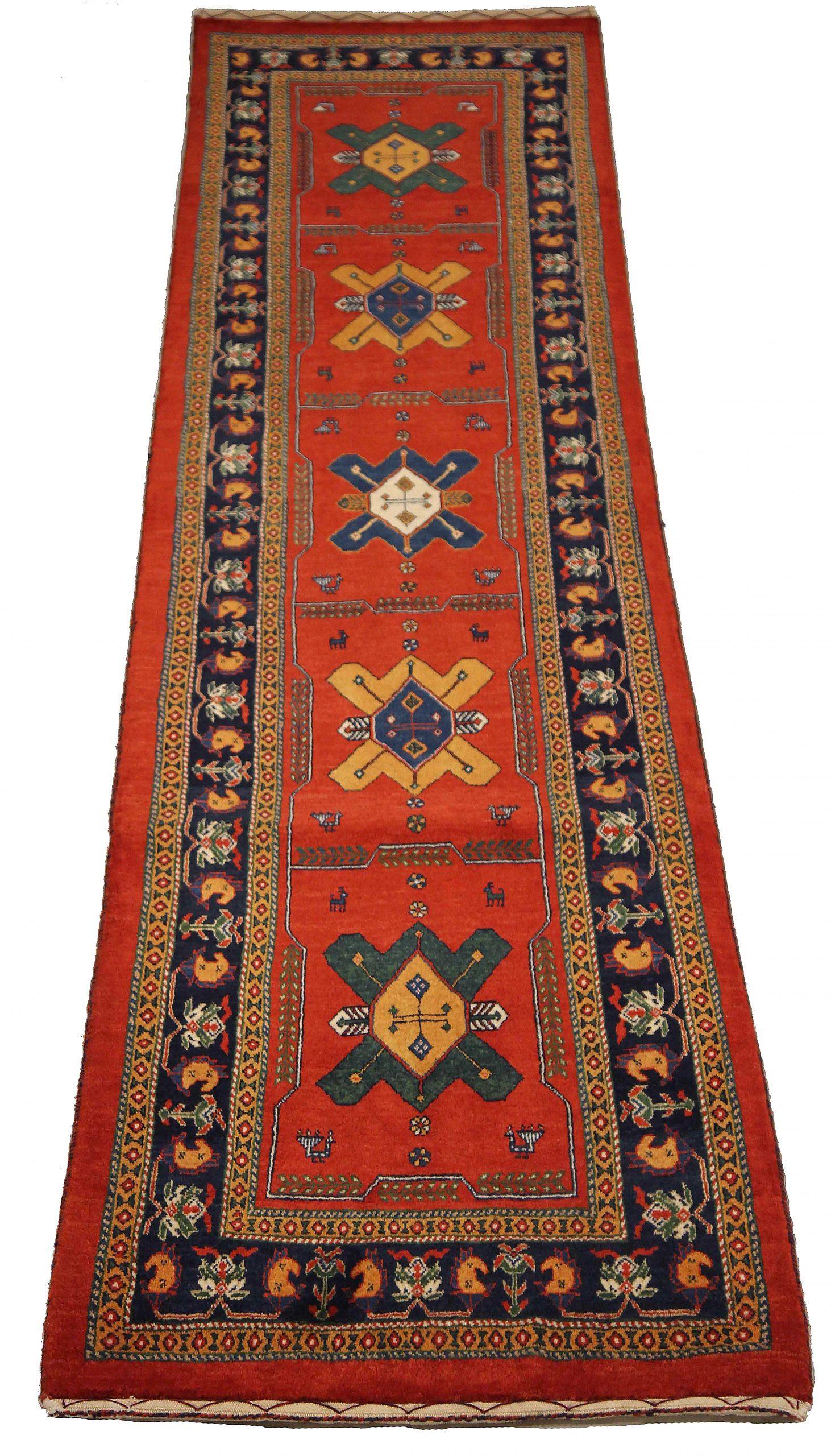 Découvrez l'élégance d'un tapis persan Gabbeh de Circa 1940. Conçu avec de la laine et du bleuvert-rouge-jaune, ce design exclusif est parfait pour mettre en valeur votre espace.