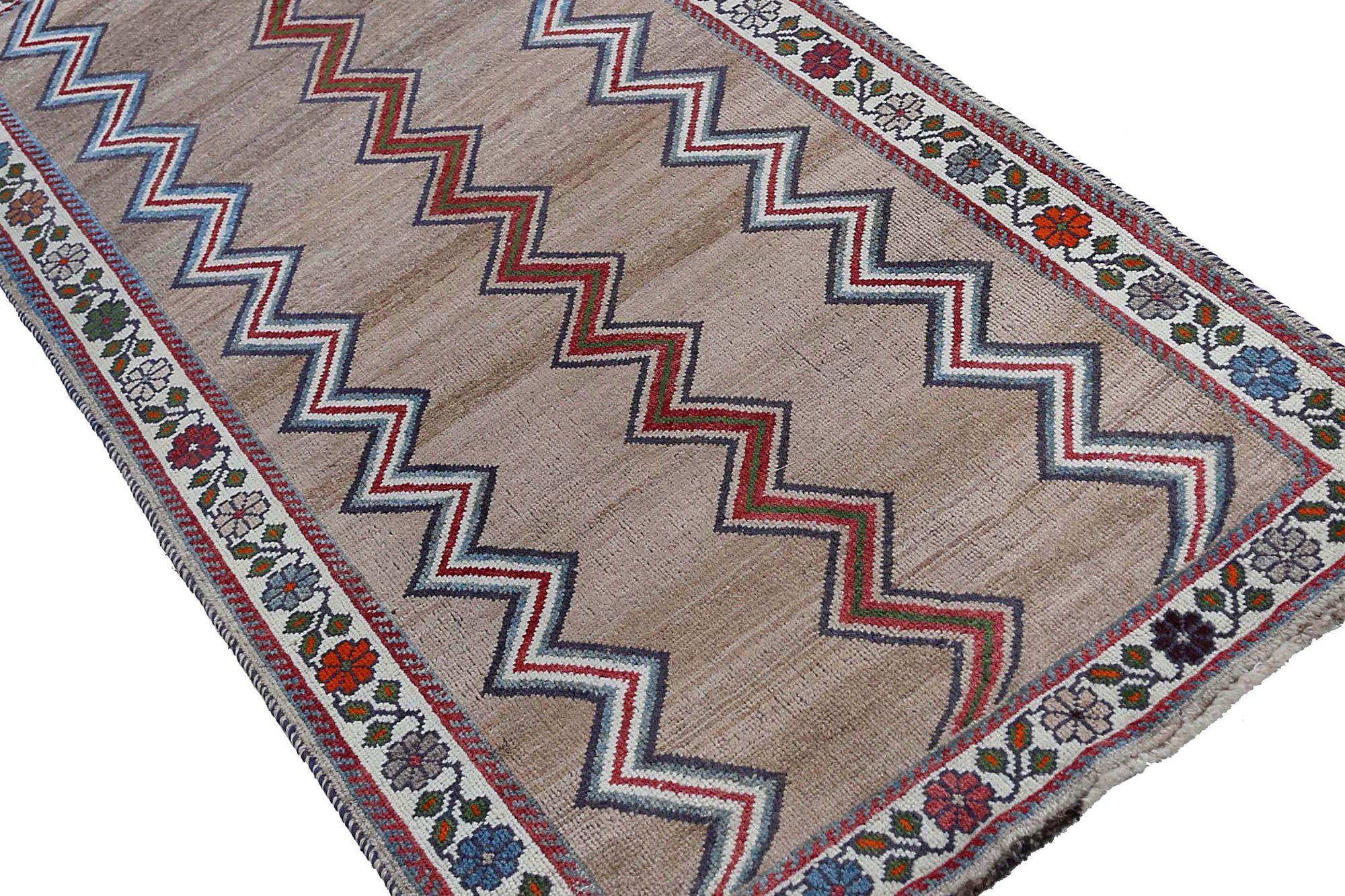 Entdecken Sie die Eleganz des persischen Gabbeh-Teppichs mit Läufer um 1940. Dieses exklusive Design aus Wolle und Elfenbein ist perfekt, um Ihren Raum zu verschönern.