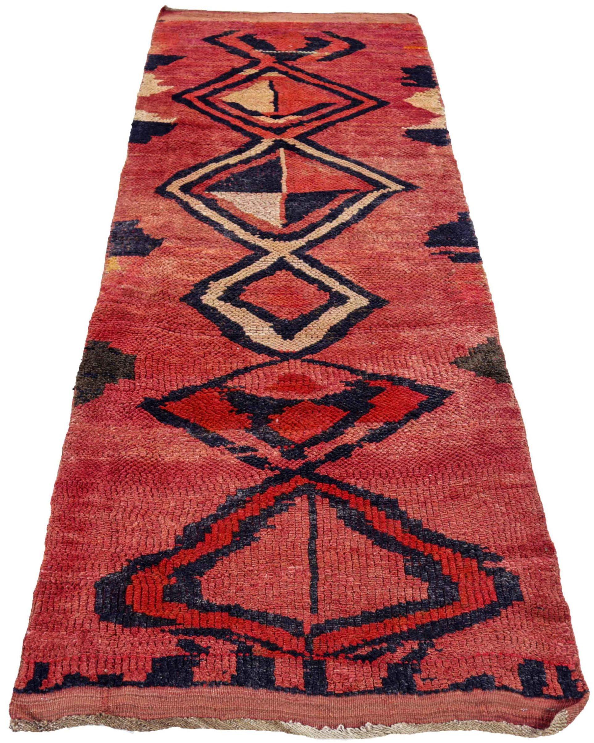 Entdecken Sie die Eleganz des persischen Gabbeh mit dem kleinen Teppich CIRCA 1910. Dieses exklusive Design aus Wolle und BlackIvoryPink ist perfekt, um Ihren Raum zu verschönern.