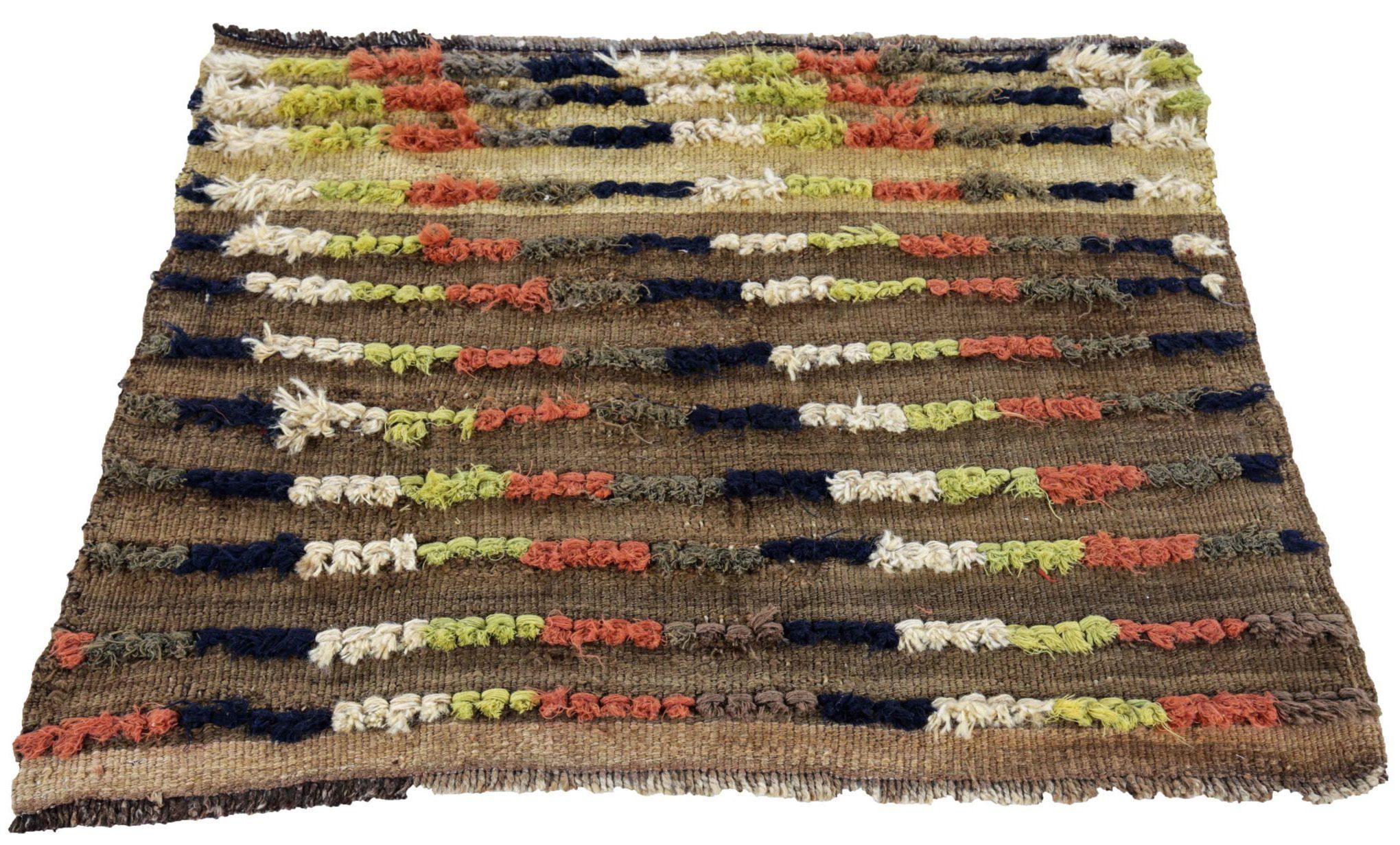 Descubre la elegancia de la alfombra persa Gabbeh pequeña de Circa 1910. Diseñado con Lana y MarrónVerdeMarfilAzul MarinoNaranja, este diseño exclusivo es perfecto para realzar tu espacio.