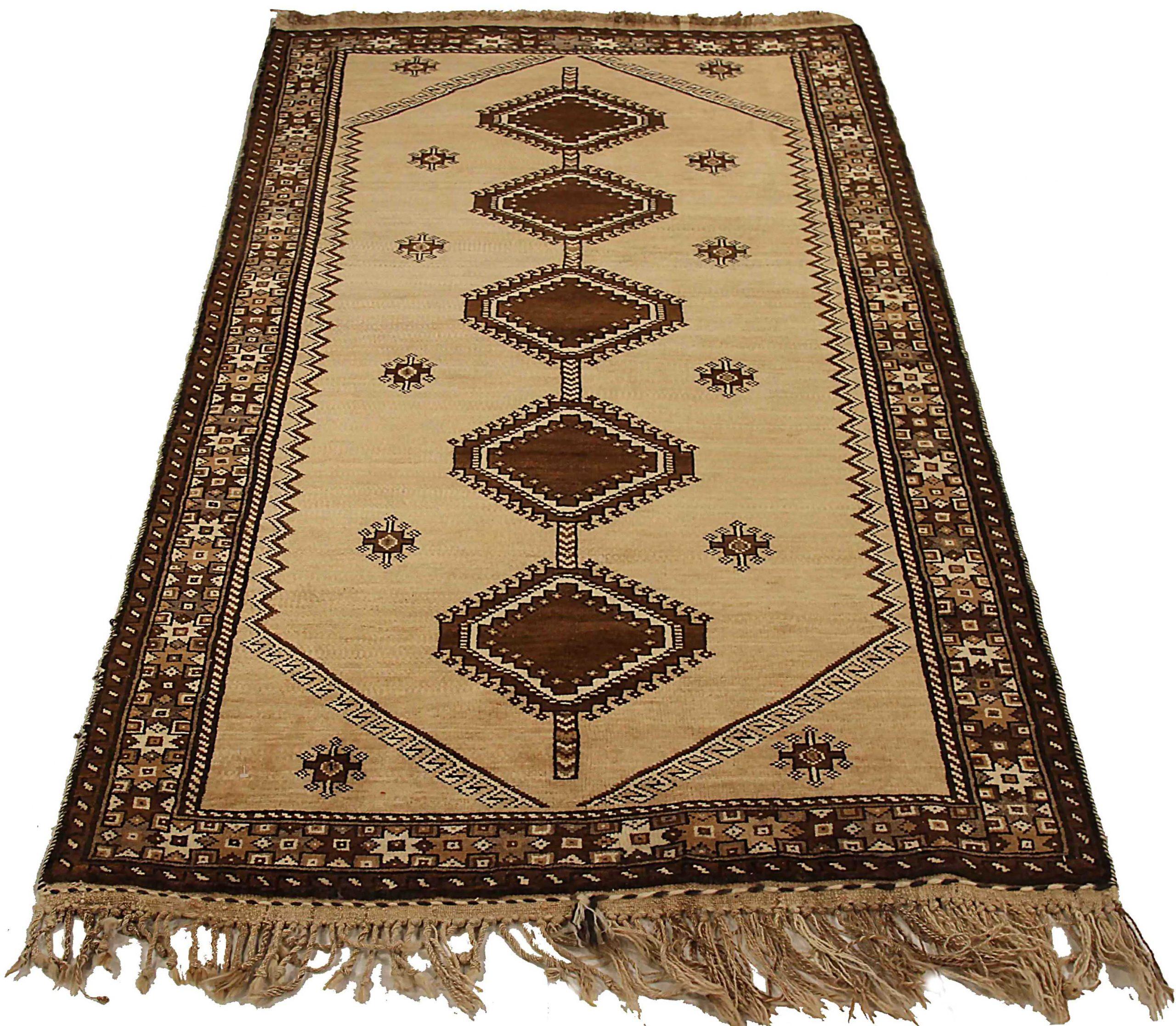 Entdecken Sie die Eleganz des persischen Gabbeh mit dem kleinen Teppich CIRCA 1910. Dieses exklusive Design aus Wolle und Braun-Elfenbein ist perfekt, um Ihren Raum zu verschönern.