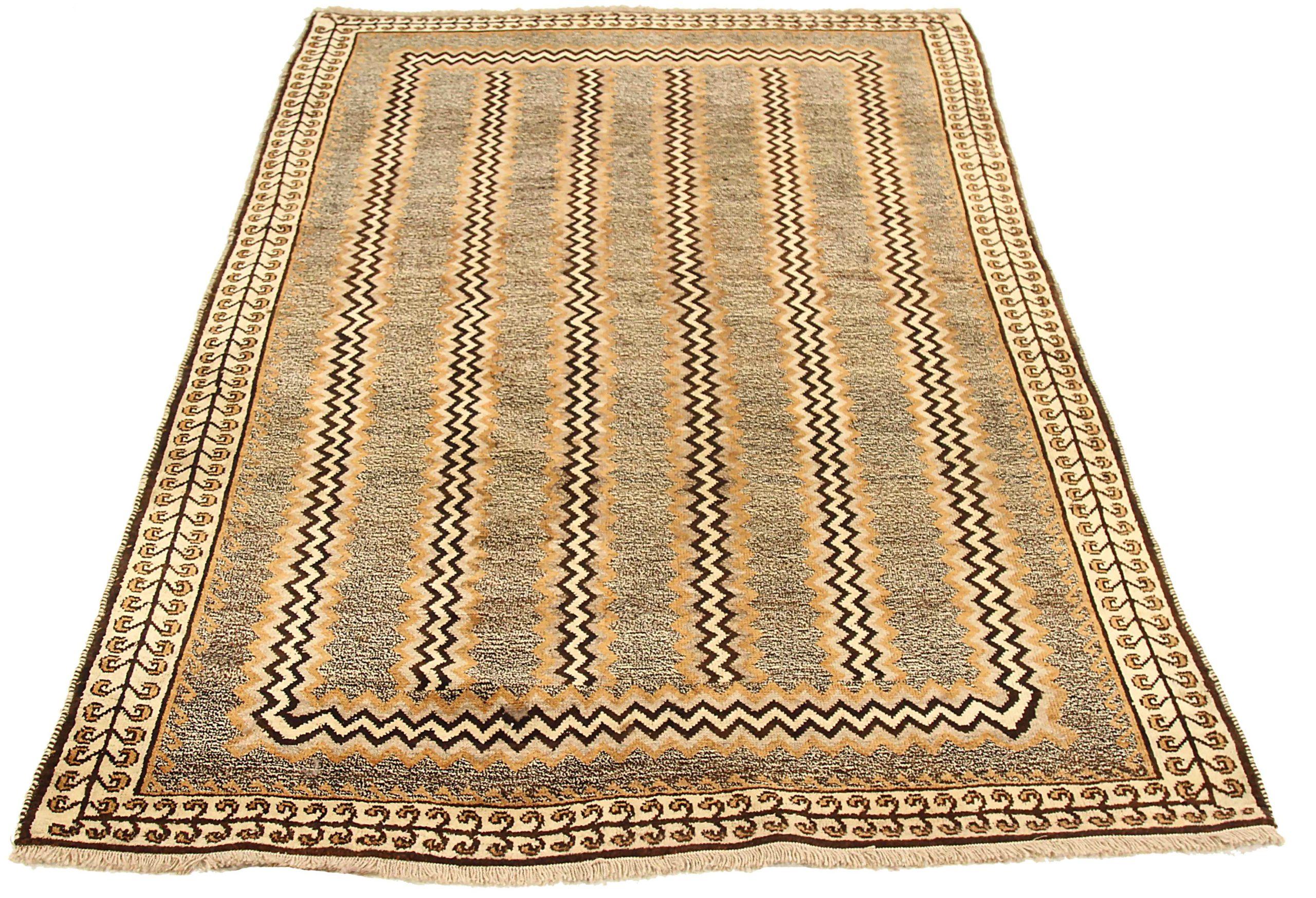 Entdecken Sie die Eleganz des persischen Gabbeh mit dem kleinen Teppich CIRCA 1910. Dieses exklusive Design aus Wolle und Braun-Elfenbein-Gelb ist perfekt, um Ihren Raum zu verschönern.