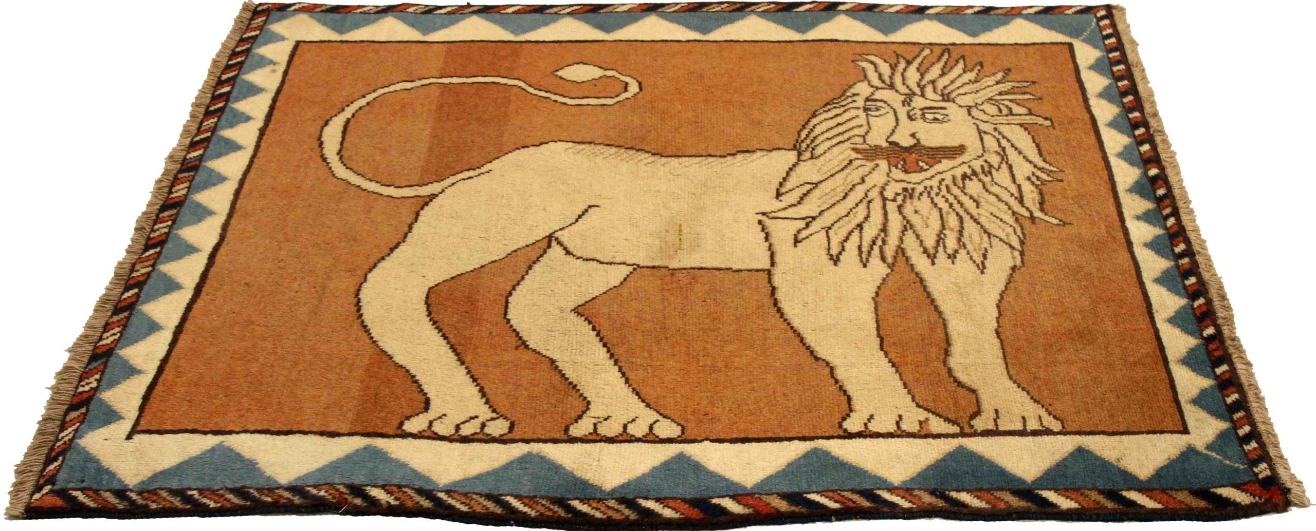 Entdecken Sie die Eleganz des persischen Gabbeh mit dem kleinen Teppich CIRCA 1940. Dieses exklusive Design aus Wolle und Blau-Elfenbein-Gelb ist perfekt, um Ihren Raum zu verschönern.