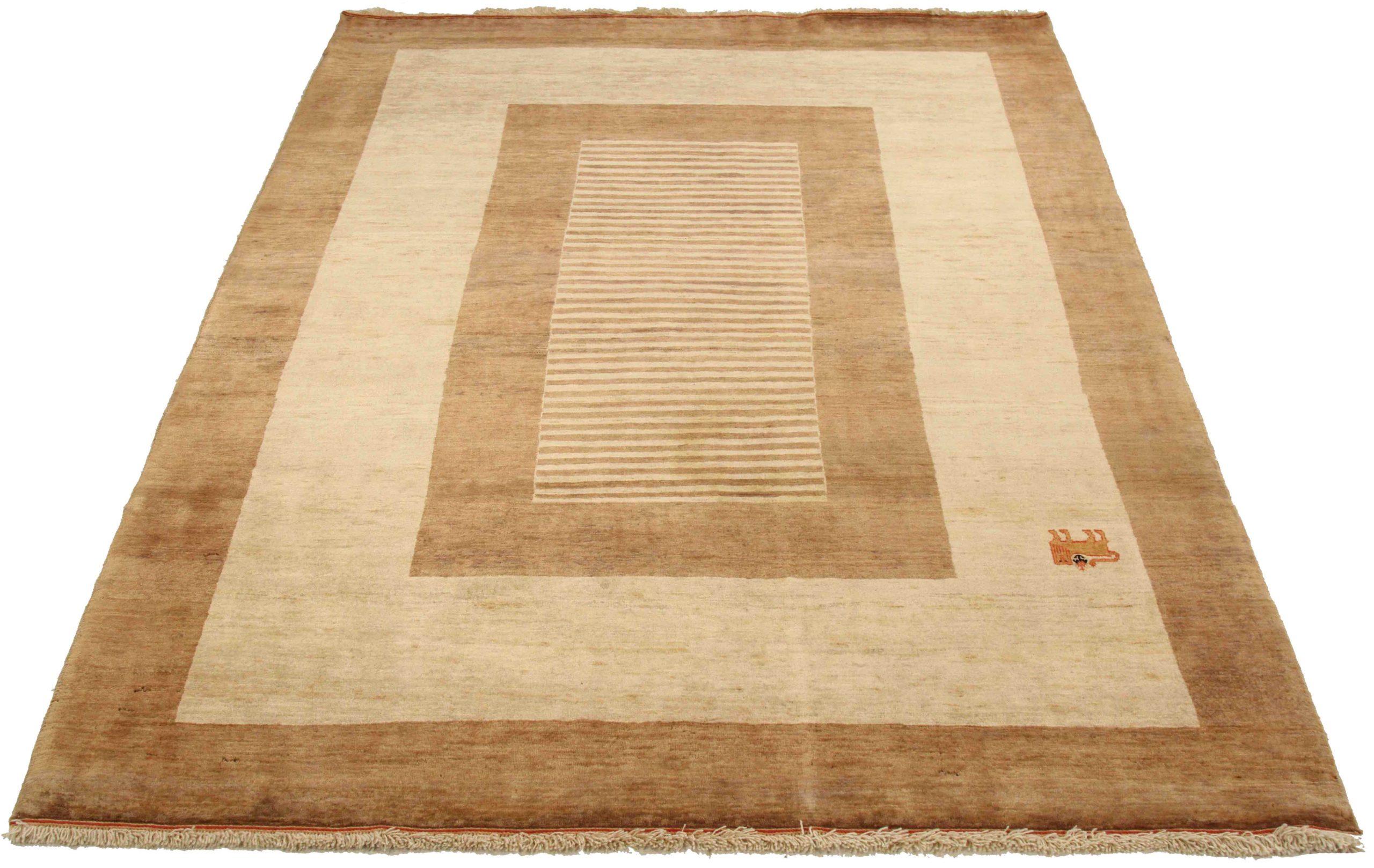 Entdecken Sie die Eleganz des persischen Gabbeh mit dem kleinen Teppich CIRCA 1940. Dieses exklusive Design aus Wolle und Braun-Elfenbein ist perfekt, um Ihren Raum zu verschönern.