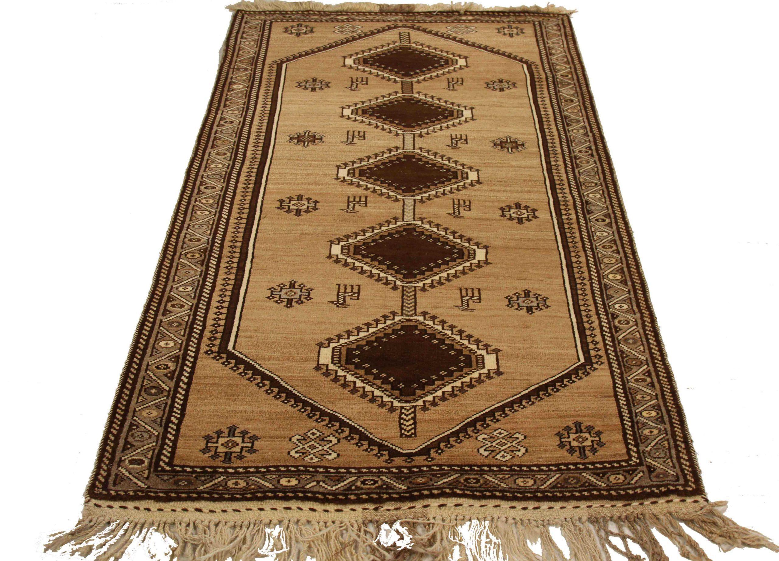 Entdecken Sie die Eleganz des persischen Gabbeh mit dem kleinen Teppich CIRCA 1940. Dieses exklusive Design aus Wolle und Braun-Elfenbein ist perfekt, um Ihren Raum zu verschönern.