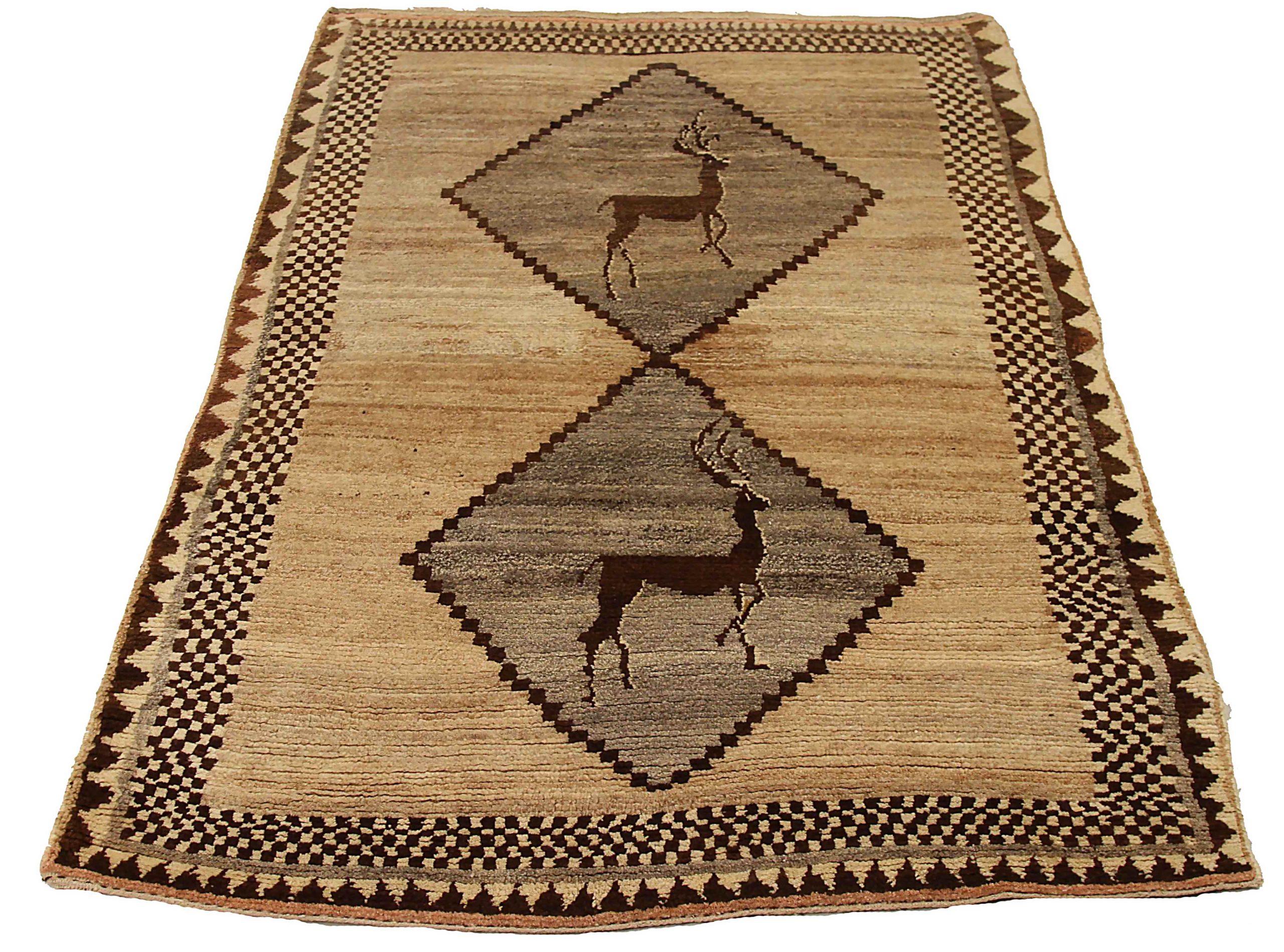 Entdecken Sie die Eleganz des persischen Gabbeh mit dem kleinen Teppich CIRCA 1940. Dieses exklusive Design aus Wolle und Braun-Elfenbein-Taupe ist perfekt, um Ihren Raum zu verschönern.