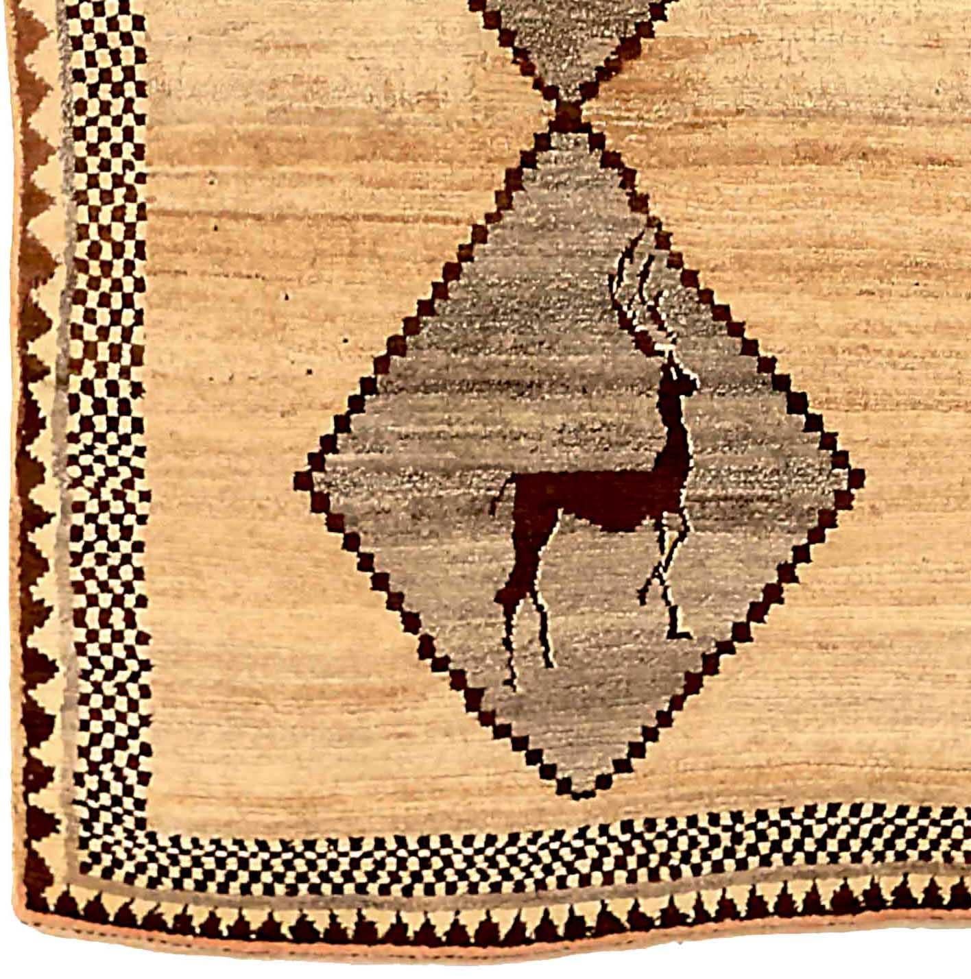 Persischer Gabbeh Kleiner Teppich CIRCA 1940 - Wolle Braun Elfenbein Taupe 72767 (Stammeskunst) im Angebot