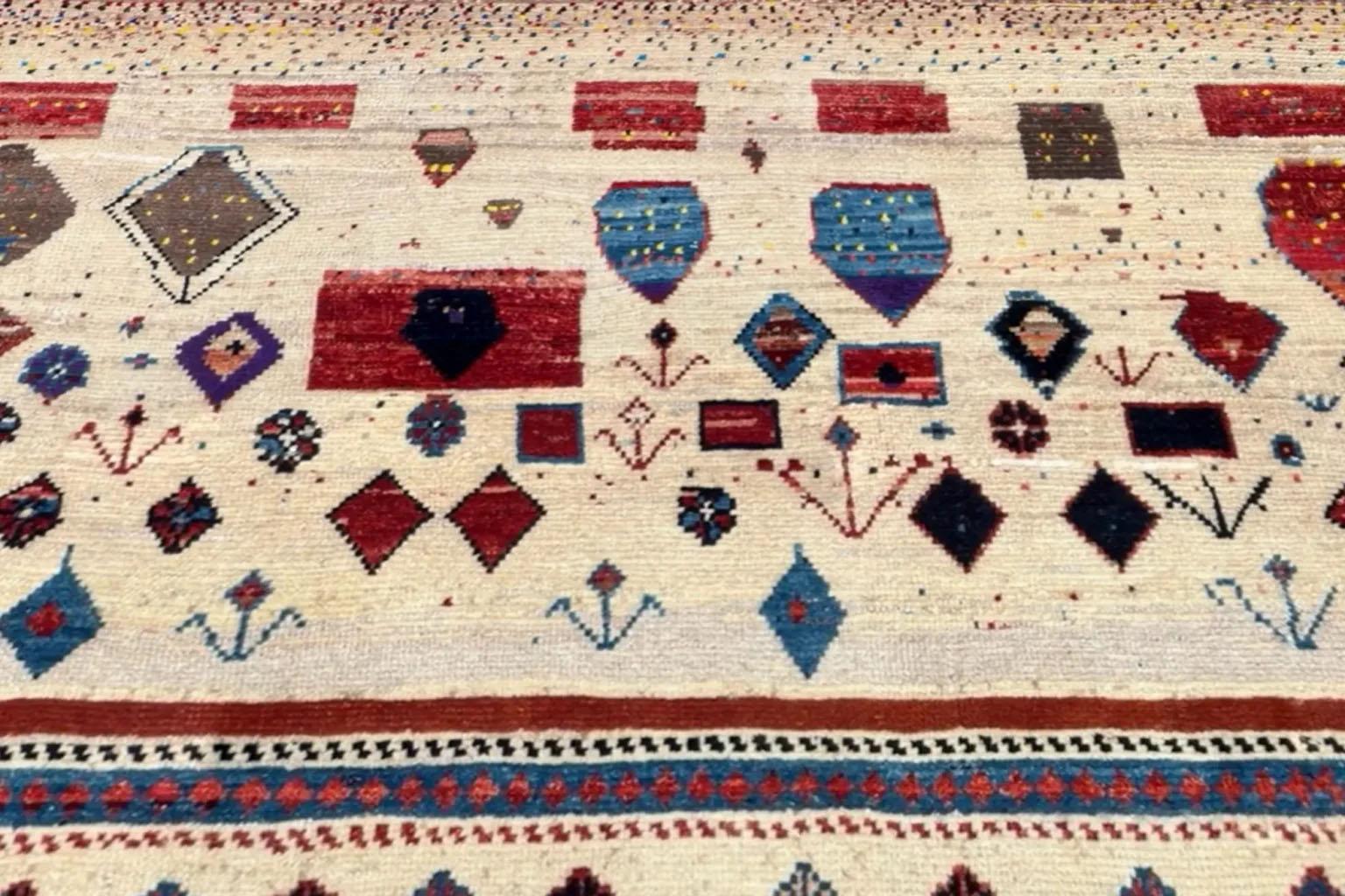 Persian Gabbeh Small Rug -Ivory Design - ( 41 x 61 ) In Excellent Condition For Sale In Dallas, TX