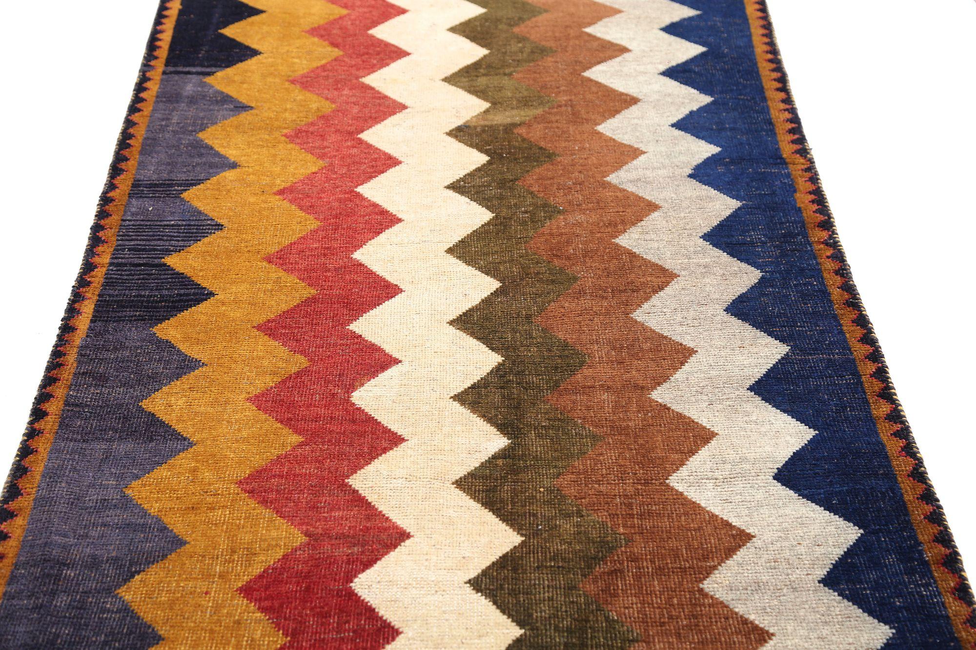 Entdecken Sie die Eleganz des persischen Gabbeh mit dem kleinen Teppich CIRCA 1910. Dieses exklusive Design aus Wolle und BlauBraunGrünElfenbeinRotGelb ist perfekt, um Ihren Raum zu verschönern.