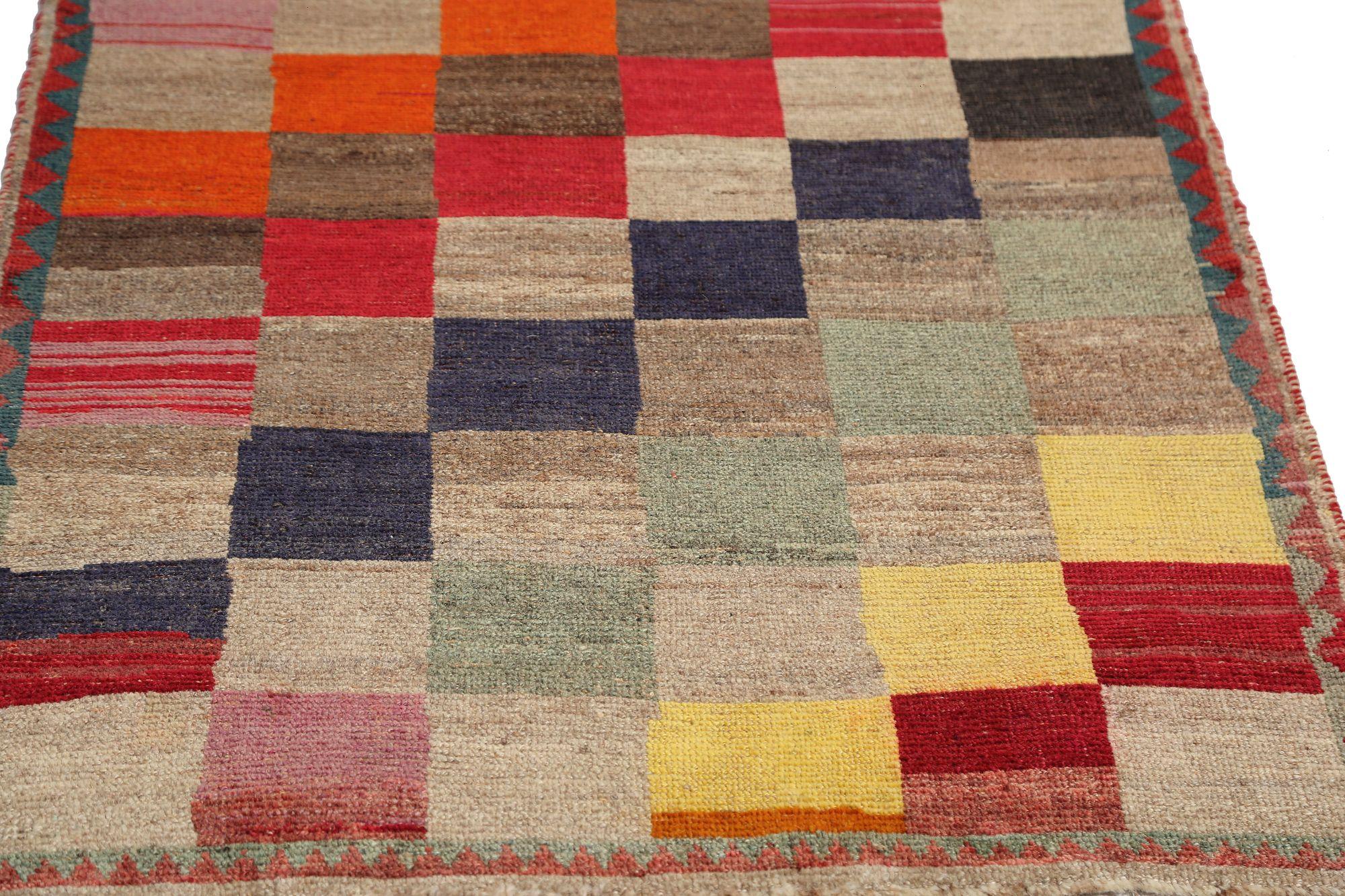 Entdecken Sie die Eleganz des persischen Gabbeh mit dem kleinen Teppich CIRCA 1910. Dieses exklusive Design aus Wolle in den Farben BlauBraunElfenbeinOrangeRotGelb ist perfekt, um Ihren Raum zu verschönern.