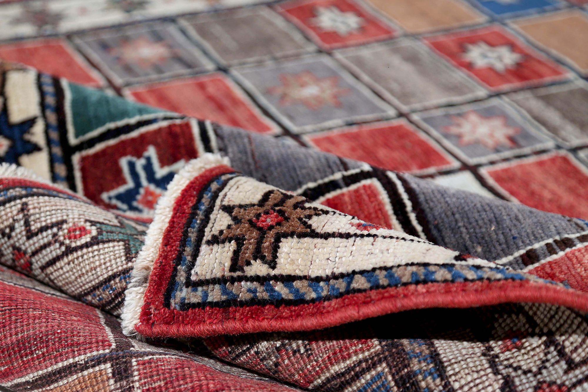 Scopri l'eleganza del tappeto persiano Gabbeh di piccole dimensioni CIRCA 1910. Progettato con lana e BlueBrownRed, questo design esclusivo è perfetto per valorizzare il tuo spazio.