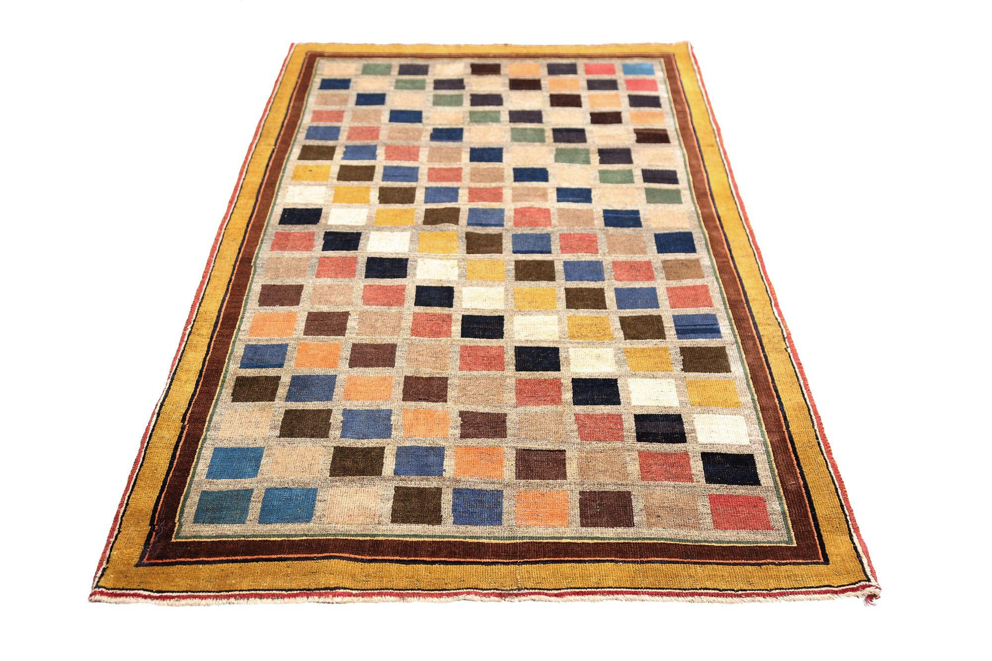 Découvrez l'élégance du petit tapis persan Gabbeh de Circa 1940. Conçu avec de la laine et du bleu-vert-ivoire-orange-rose-jaune, ce design exclusif est parfait pour mettre en valeur votre espace.