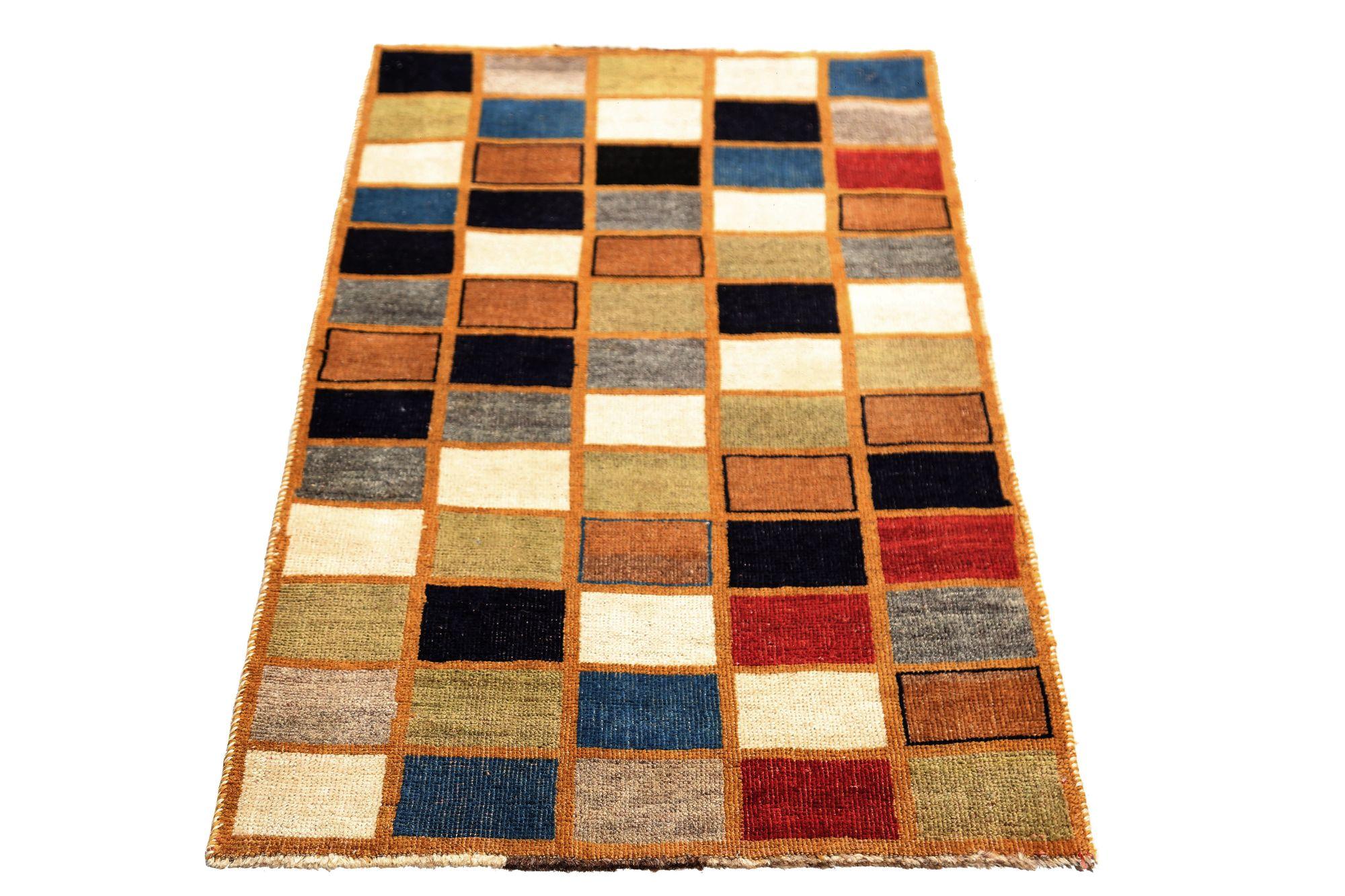 Entdecken Sie die Eleganz des persischen Gabbeh mit dem kleinen Teppich CIRCA 1910. Dieses exklusive Design aus Wolle und BlauGrünOrangeRot ist perfekt, um Ihren Raum zu verschönern.