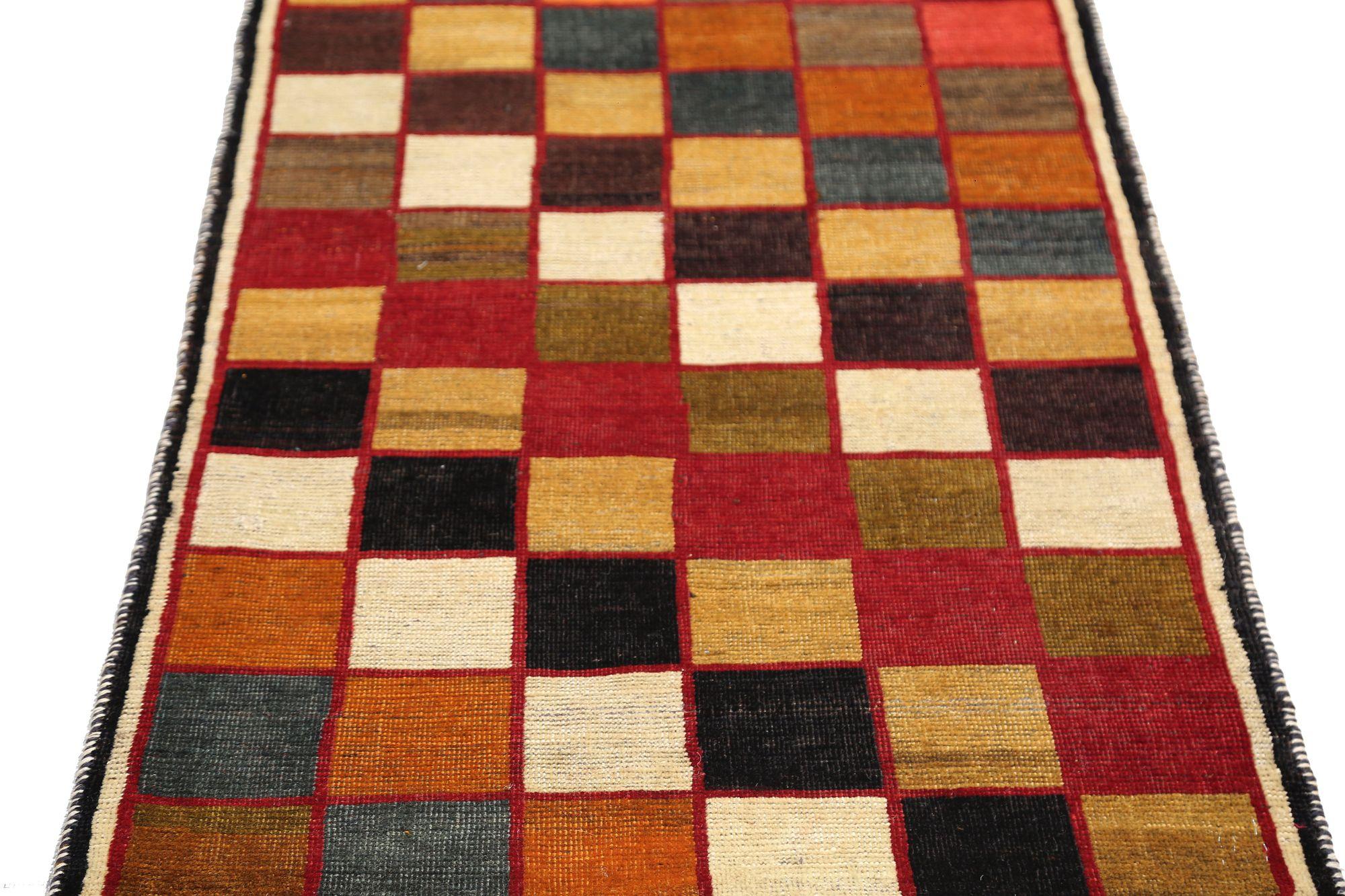 Découvrez l'élégance du petit tapis persan Gabbeh de Circa 1940. Conçu avec de la laine et du bleu-vert-orange-rouge-jaune, ce design exclusif est parfait pour mettre en valeur votre espace.