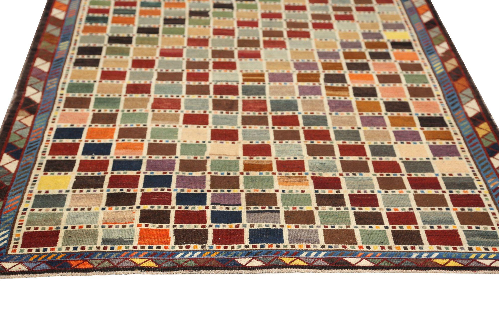 Découvrez l'élégance du petit tapis persan Gabbeh de Circa 1940. Conçu avec de la laine et du bleu-vert-orange-rouge-jaune, ce design exclusif est parfait pour mettre en valeur votre espace.