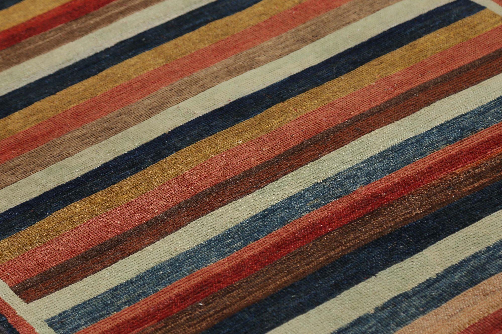 Entdecken Sie die Eleganz des persischen Gabbeh mit dem kleinen Teppich CIRCA 1940. Dieses exklusive Design in den Farben Wolle und BlauElfenbeinMarineblauRotGelb eignet sich perfekt zur Verschönerung Ihres Raums.