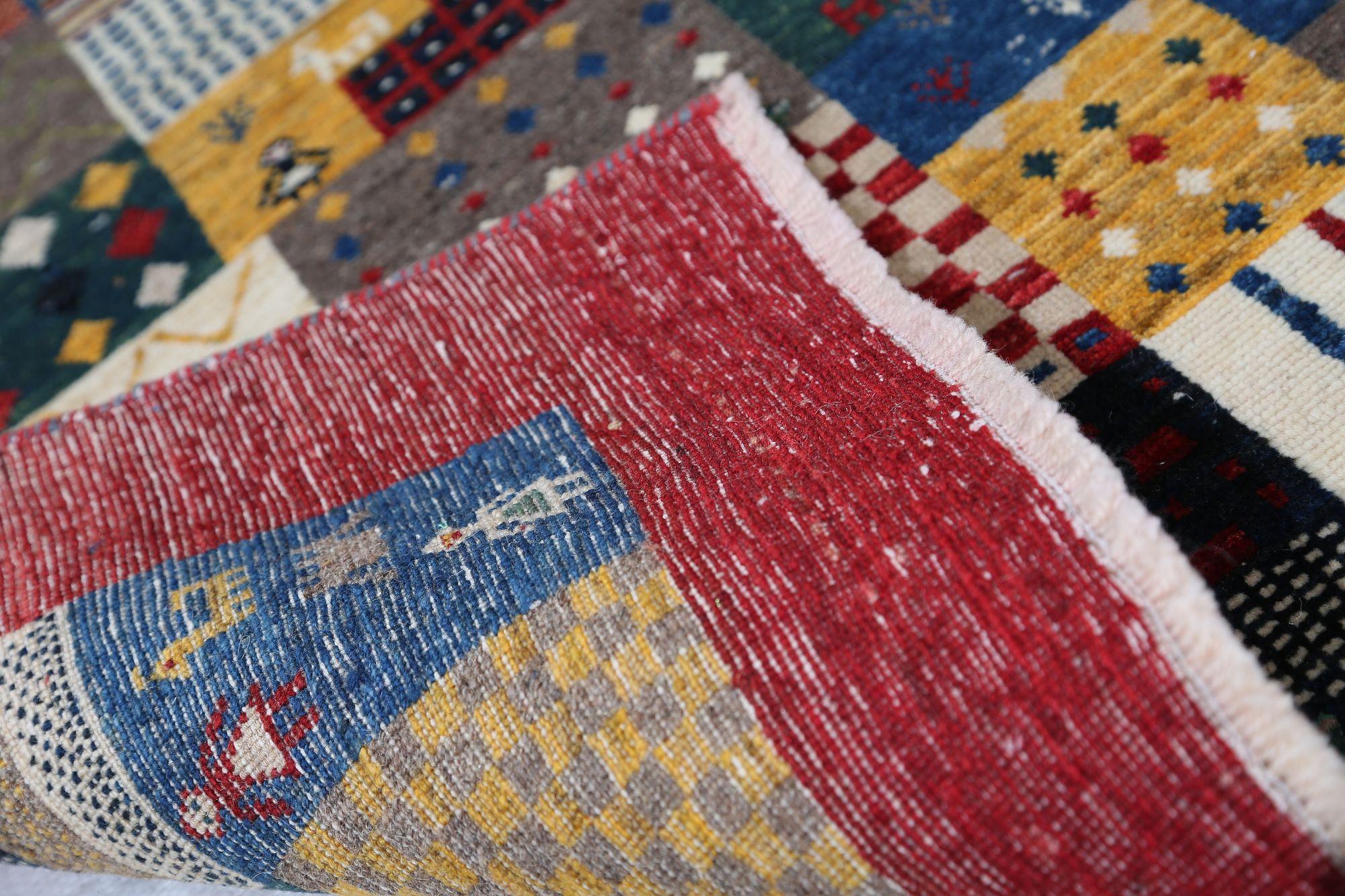 Scopri l'eleganza del tappeto persiano Gabbeh di piccole dimensioni CIRCA 1940. Progettato con lana e blu-avorio-rosso-giallo, questo design esclusivo è perfetto per valorizzare il tuo spazio.