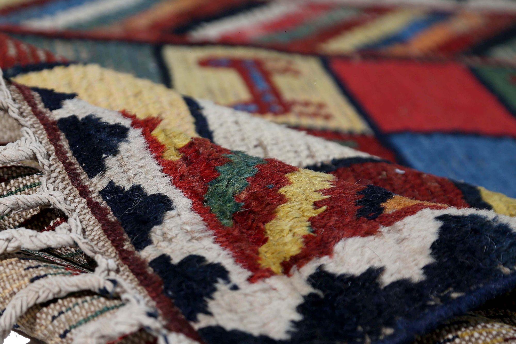 Découvrez l'élégance du petit tapis persan Gabbeh de Circa 1910. Conçu avec de la laine et du bleu/orange/jaune, ce design exclusif est parfait pour mettre en valeur votre espace.