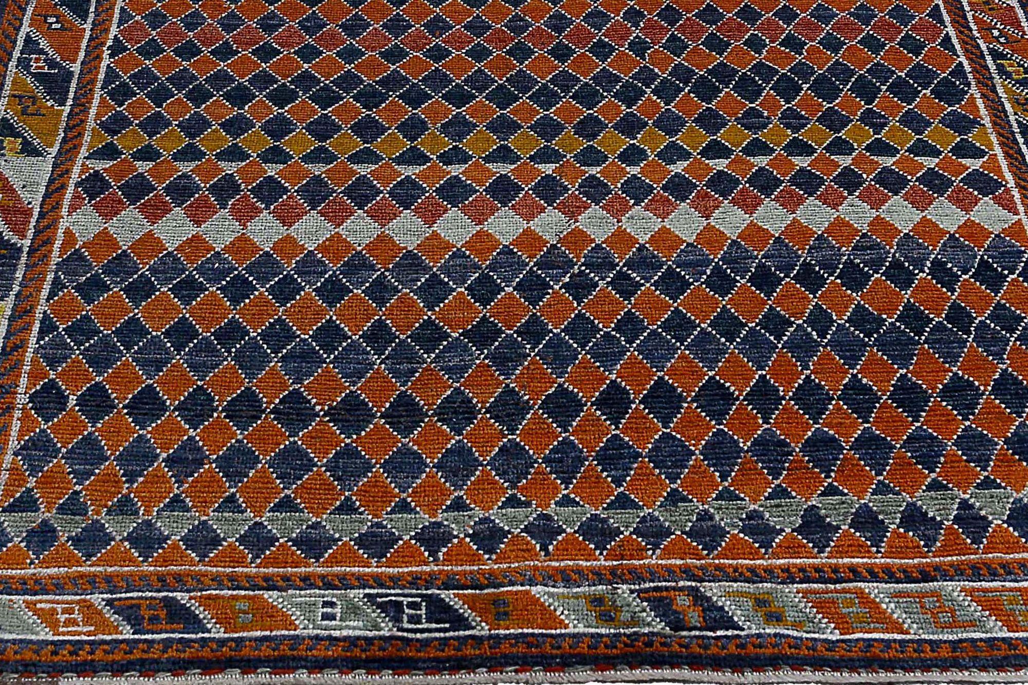 Entdecken Sie die Eleganz des persischen Gabbeh mit dem kleinen Teppich CIRCA 1910. Dieses exklusive Design aus Wolle und BlauOrangeRotGelb ist perfekt, um Ihren Raum zu verschönern.