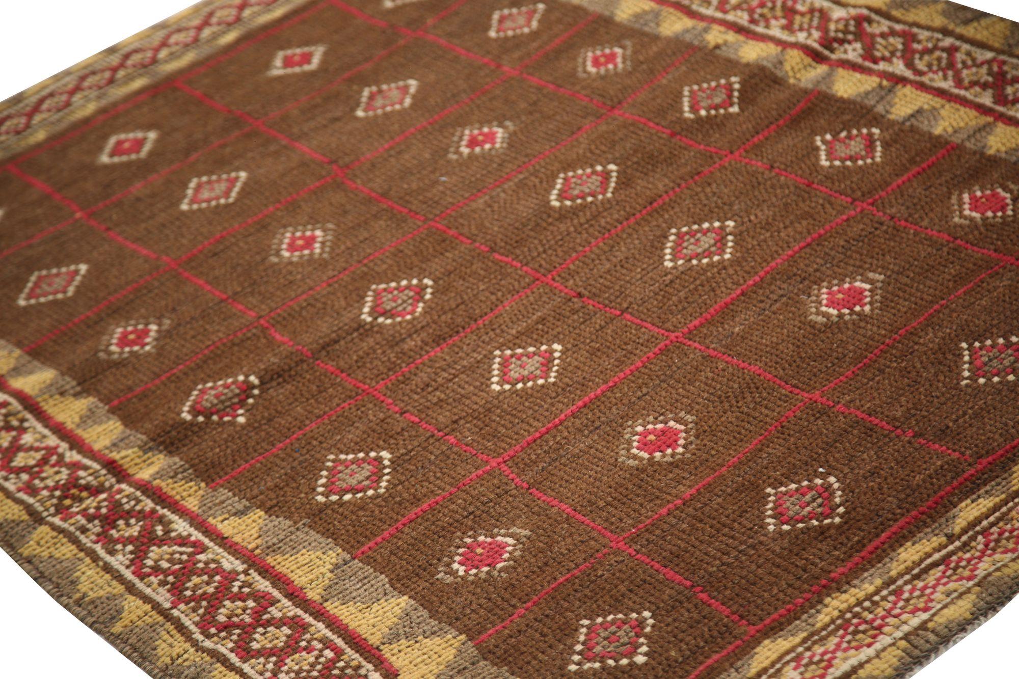 Entdecken Sie die Eleganz des persischen Gabbeh mit dem kleinen Teppich CIRCA 1910. Dieses exklusive Design aus Wolle und Braun ist perfekt, um Ihren Raum zu verschönern.