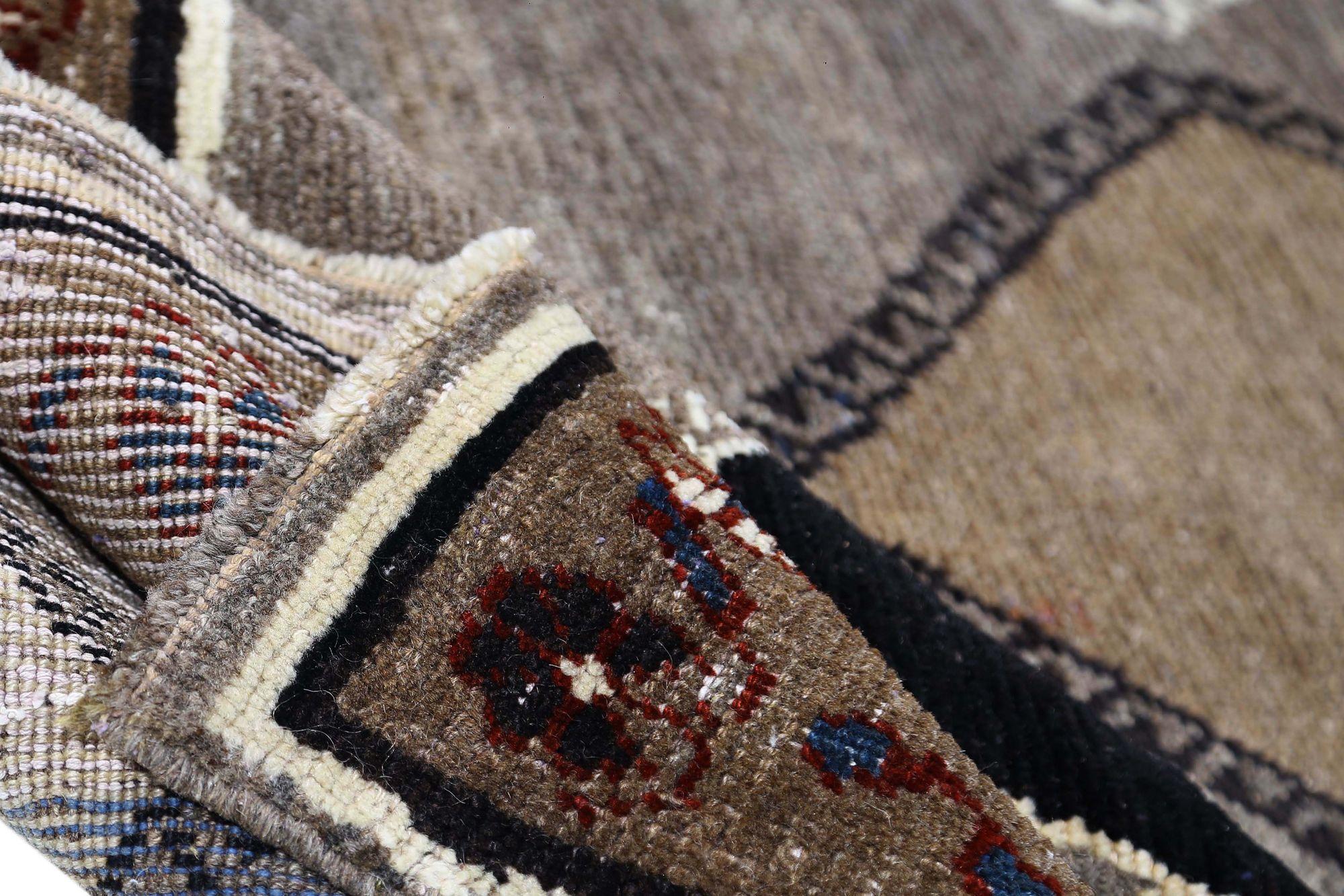 Découvrez l'élégance du petit tapis persan Gabbeh de Circa 1940. Conçu avec de la laine et du marron, ce design exclusif est parfait pour mettre en valeur votre espace.