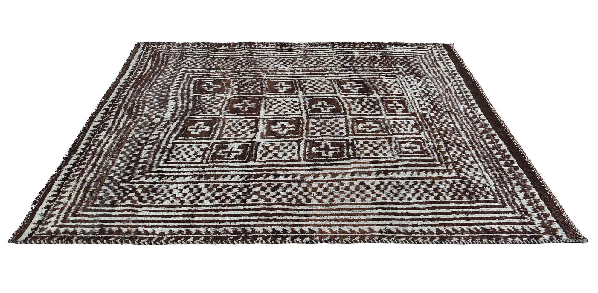Entdecken Sie die Eleganz des persischen Gabbeh mit dem kleinen Teppich CIRCA 1940. Dieses exklusive Design aus Wolle und Braun ist perfekt, um Ihren Raum zu verschönern.