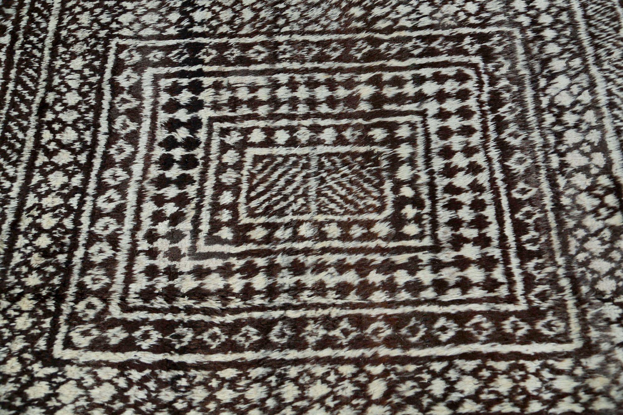 Entdecken Sie die Eleganz des persischen Gabbeh mit dem kleinen Teppich CIRCA 1940. Dieses exklusive Design aus Wolle und Braun ist perfekt, um Ihren Raum zu verschönern.